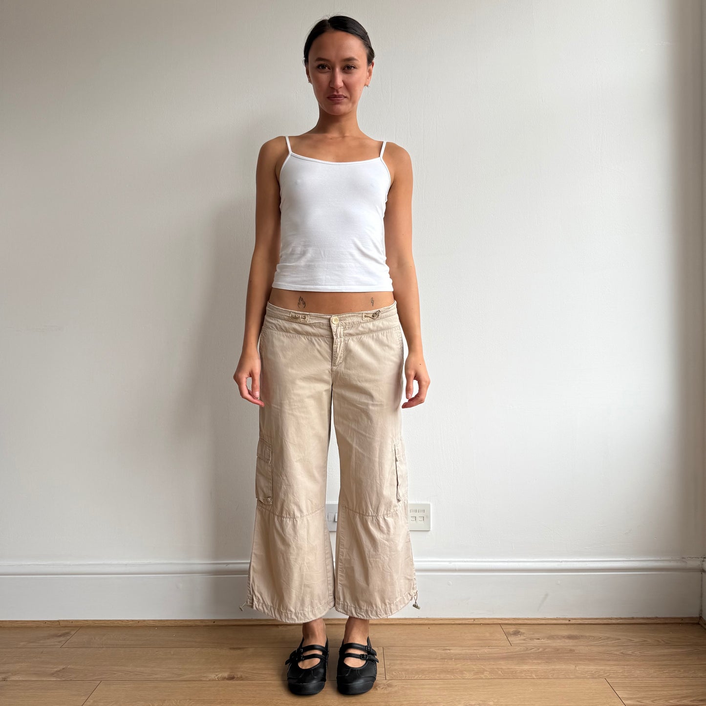 Beige toggle cargo capris - Size M