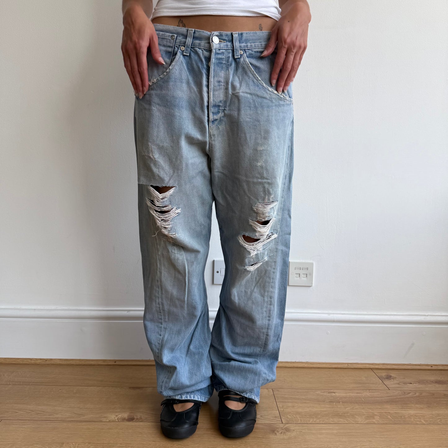 Levi’s engineered light wash distressed jeans - Size 33x34