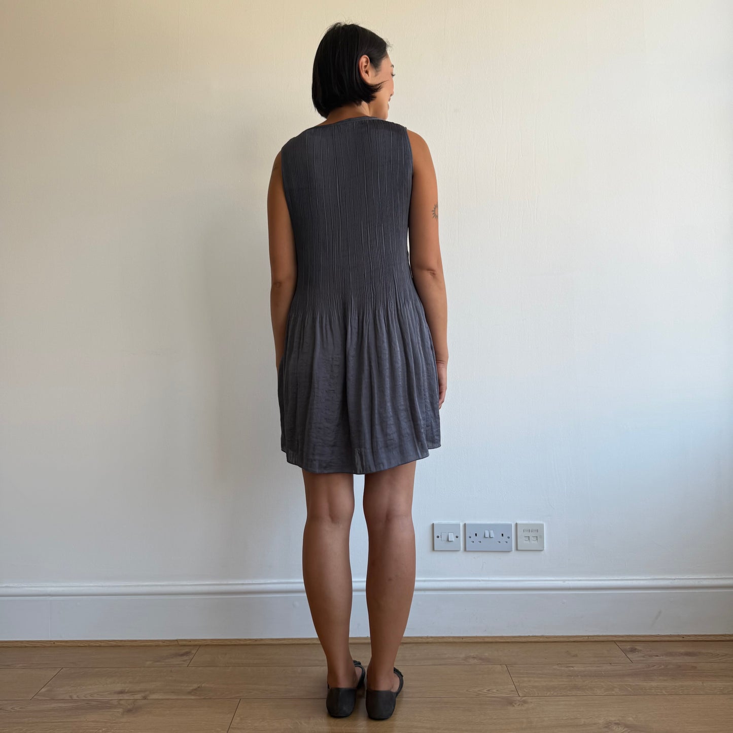 Grey pleated swing dress - Size M