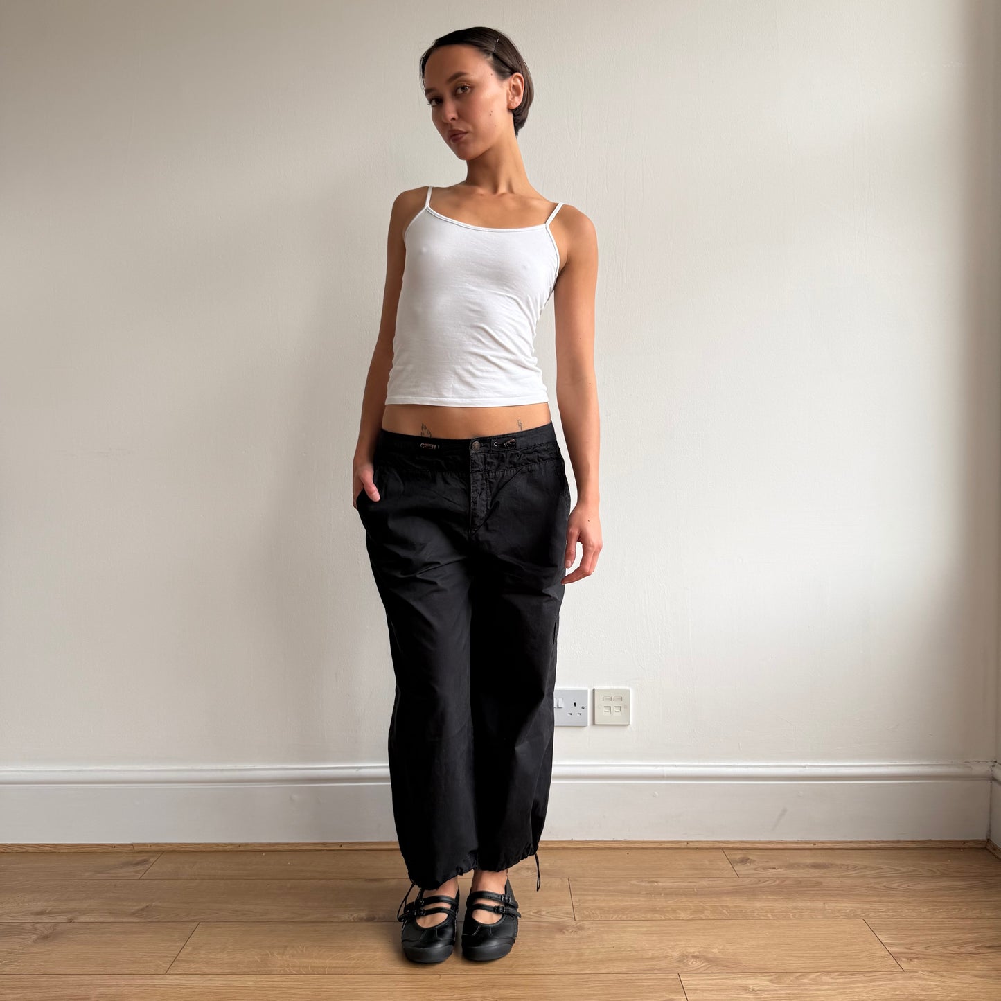 Black toggle cargo capris - Size M