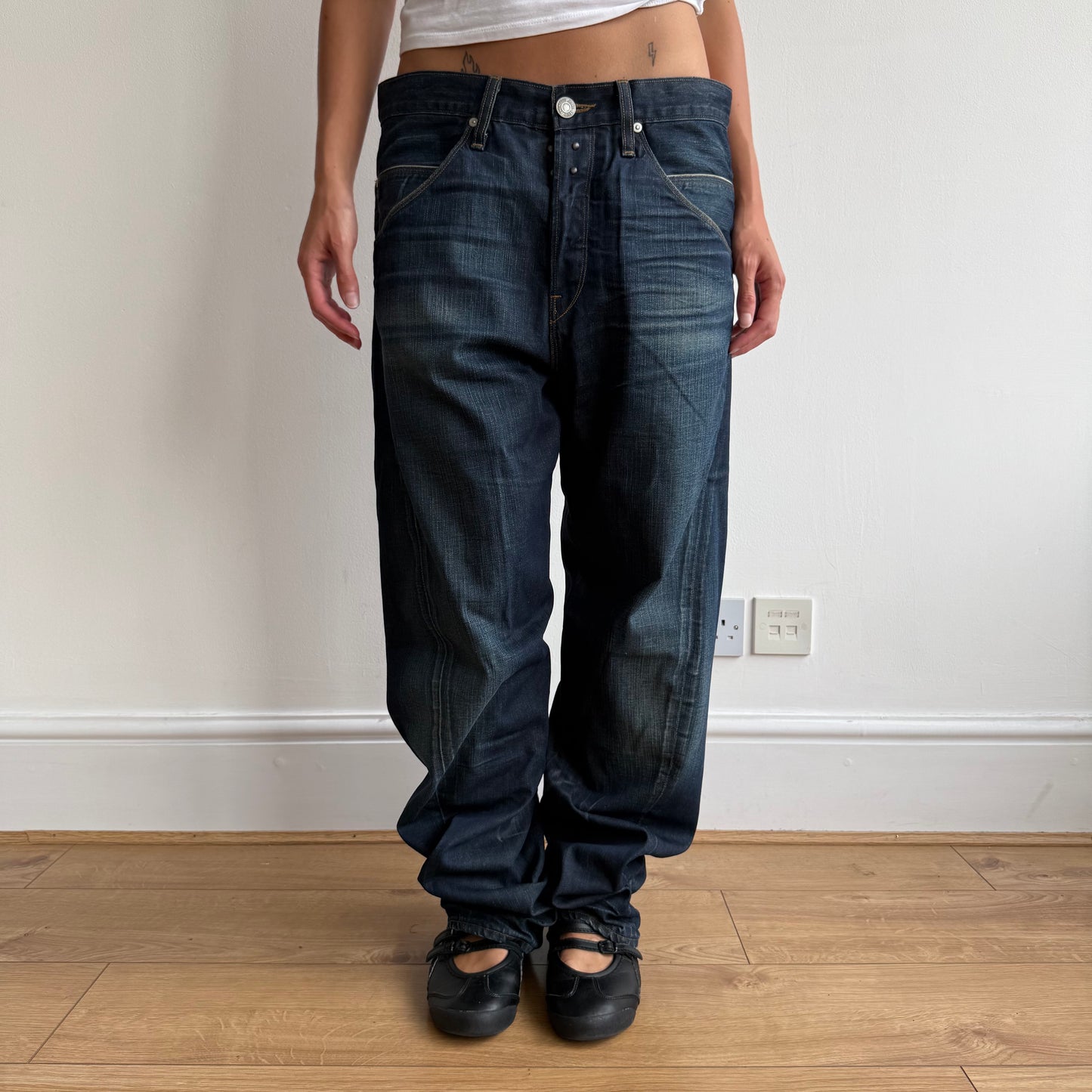 Levi’s dark wash buckle back jeans - Size 33x32