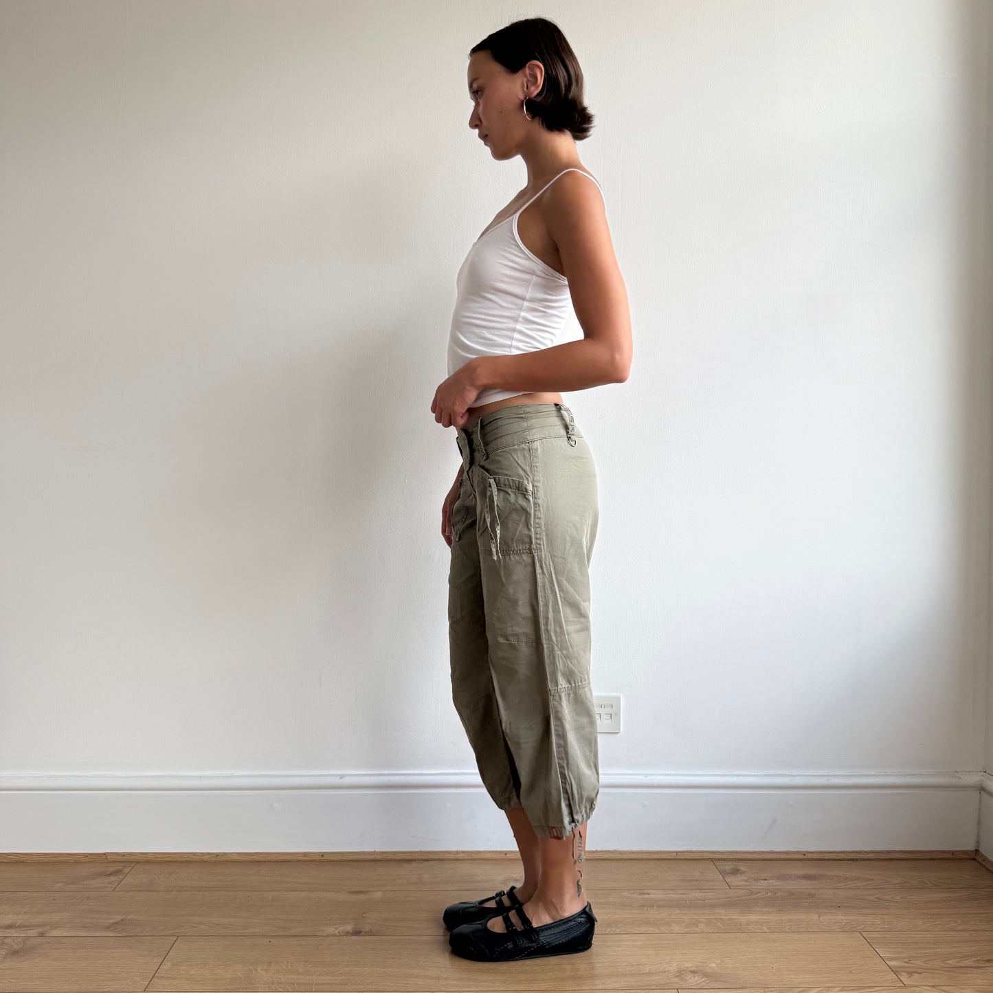 Khaki cargo grommet capris - Size S