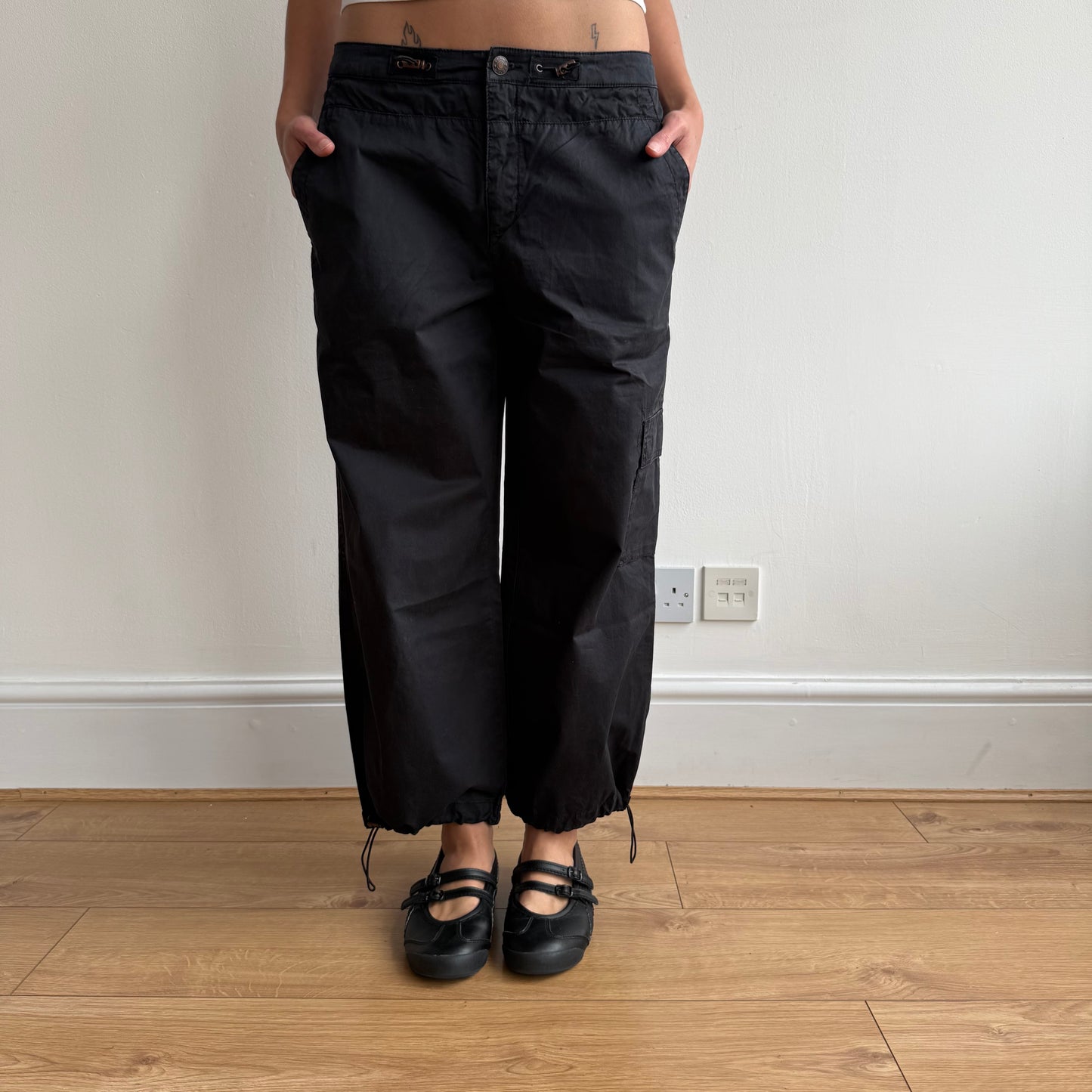 Black toggle cargo capris - Size M
