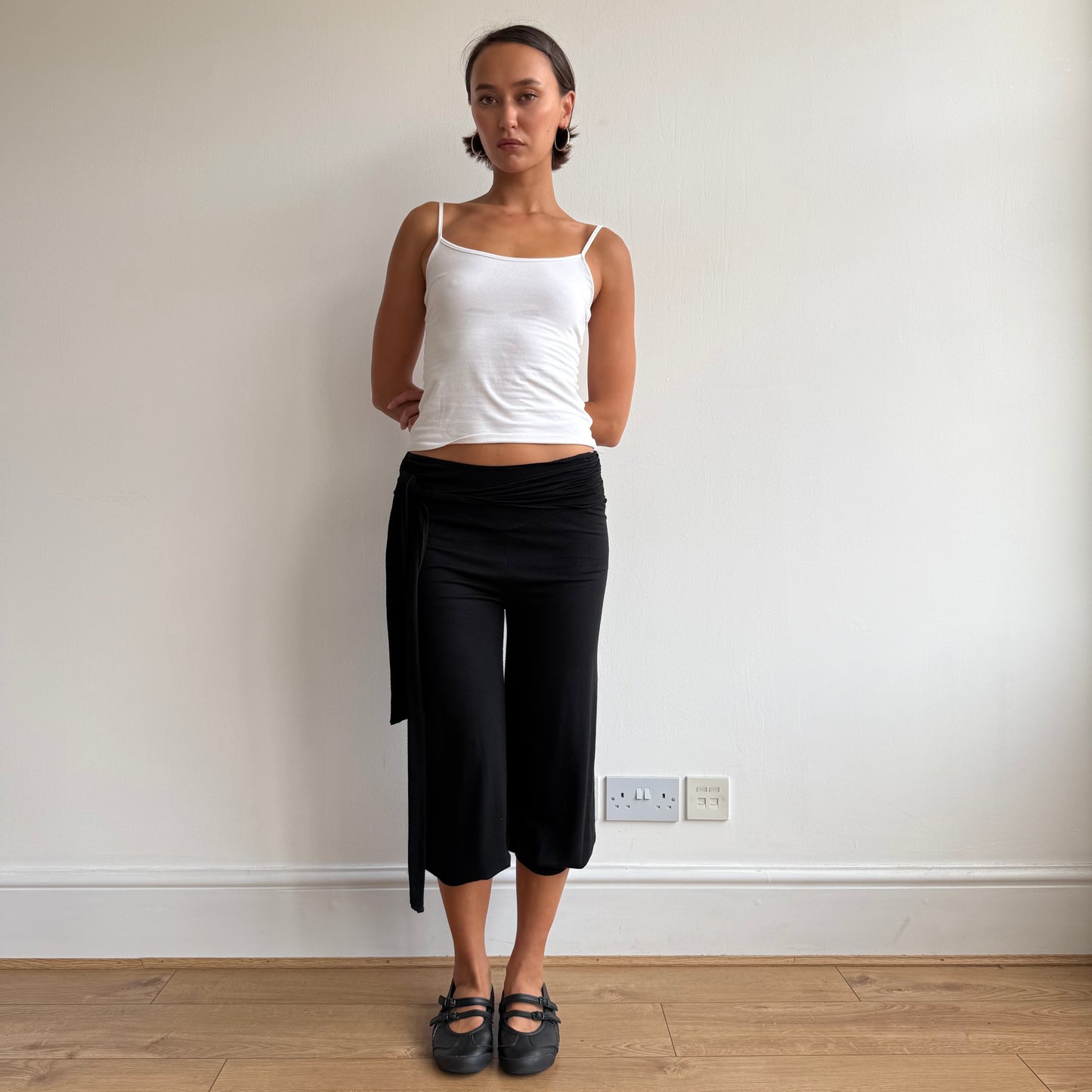 Black bubble tie waist capris - Size S
