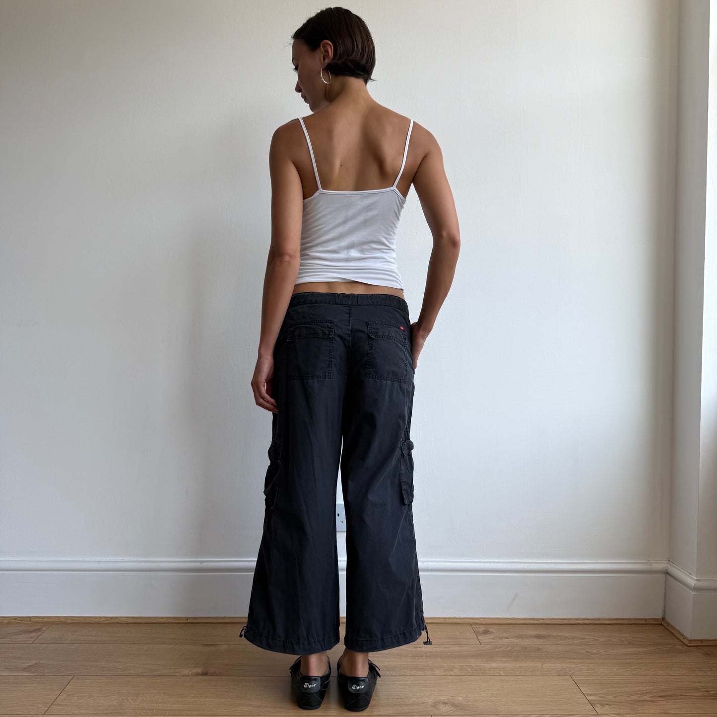 Black toggle cargo capris - Size S/M