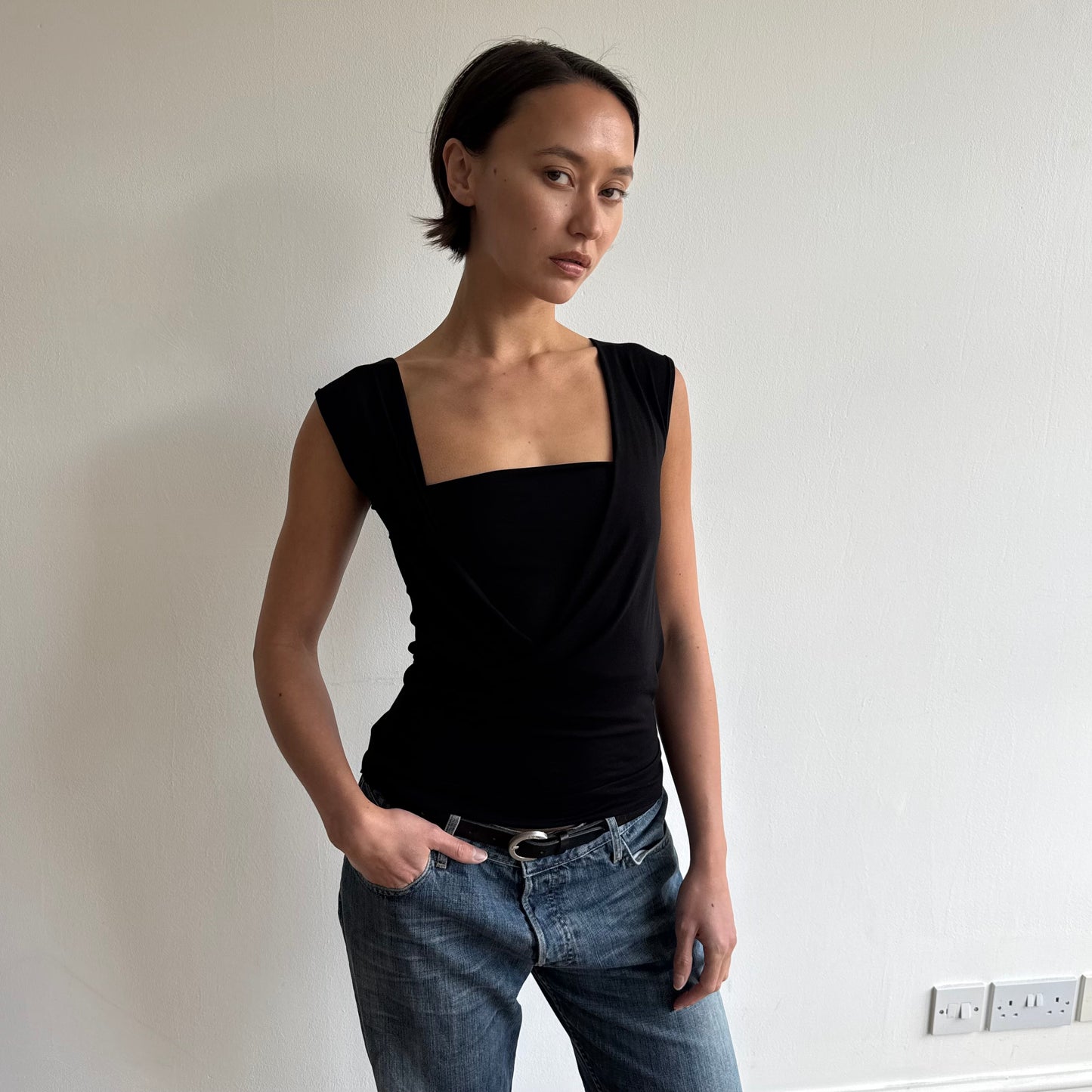 ‘The Keyhole Top’ sleeveless - Black