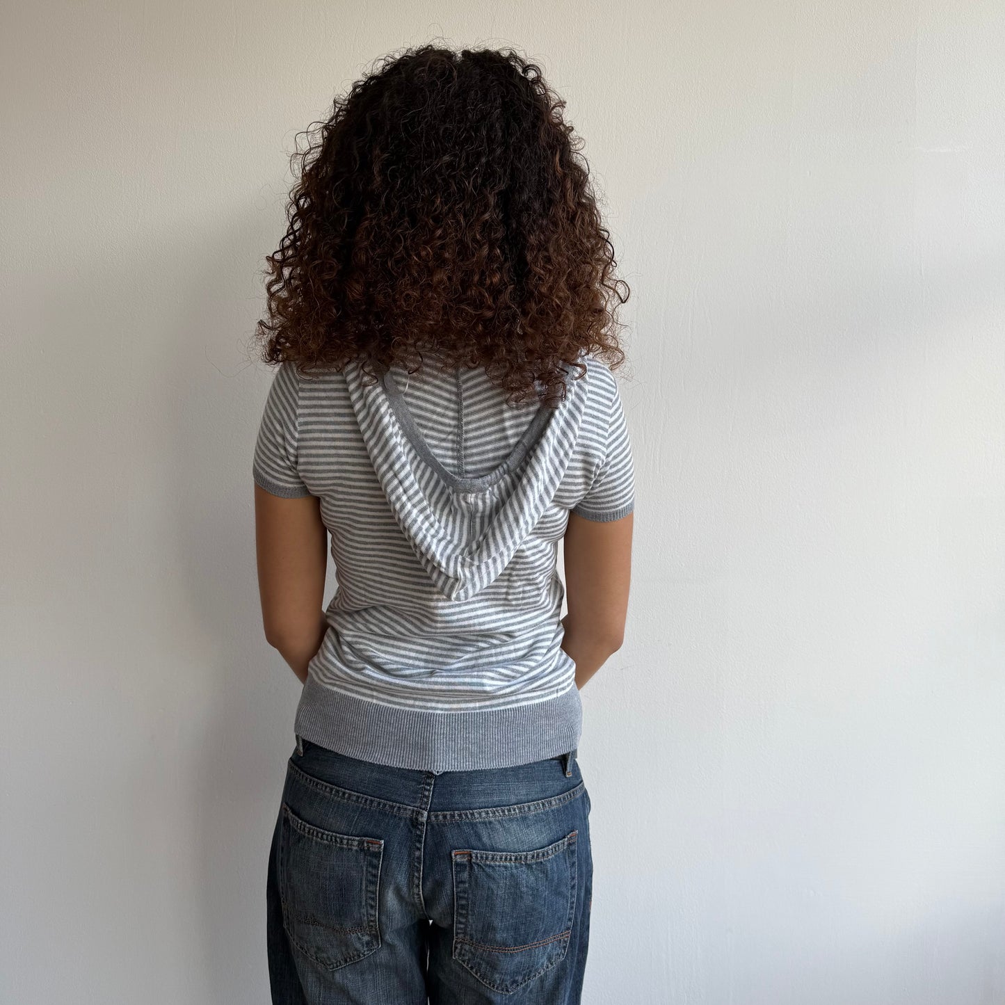 Grey + white knit short sleeve hoodie - Size M