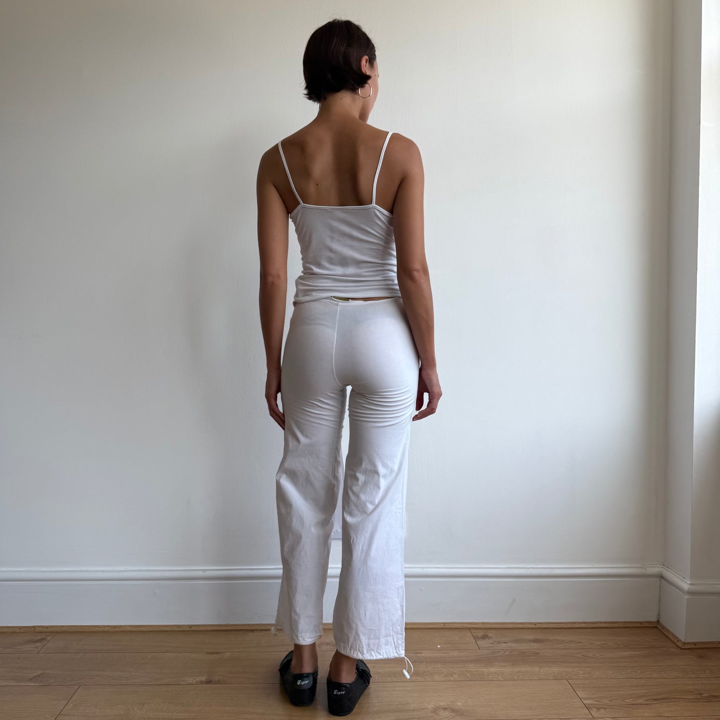 White wrap front toggle capris - Size XS