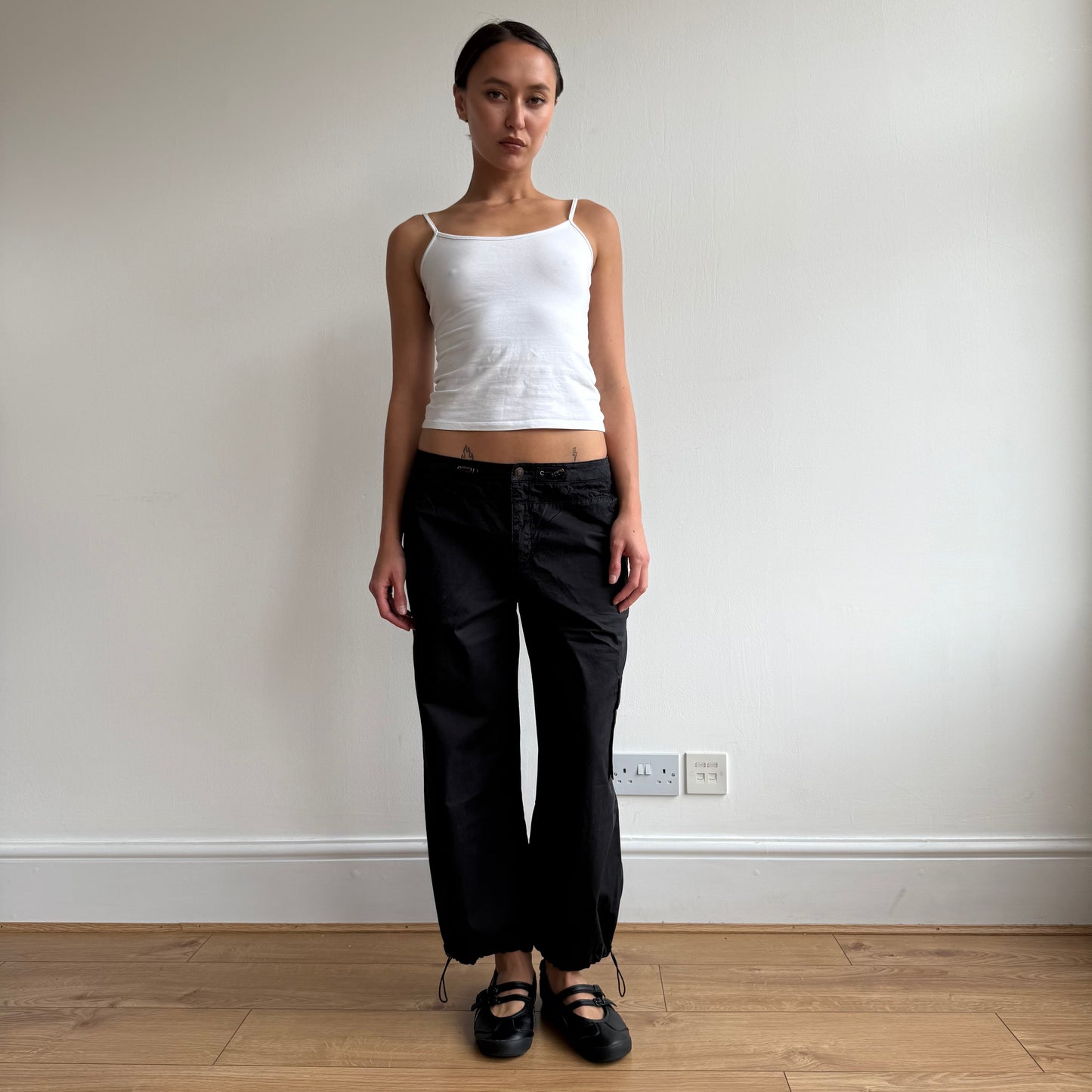 Black toggle cargo capris - Size M