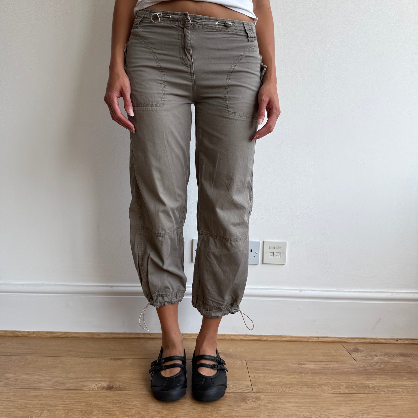 Khaki cargo toggle capris - Size XS + S