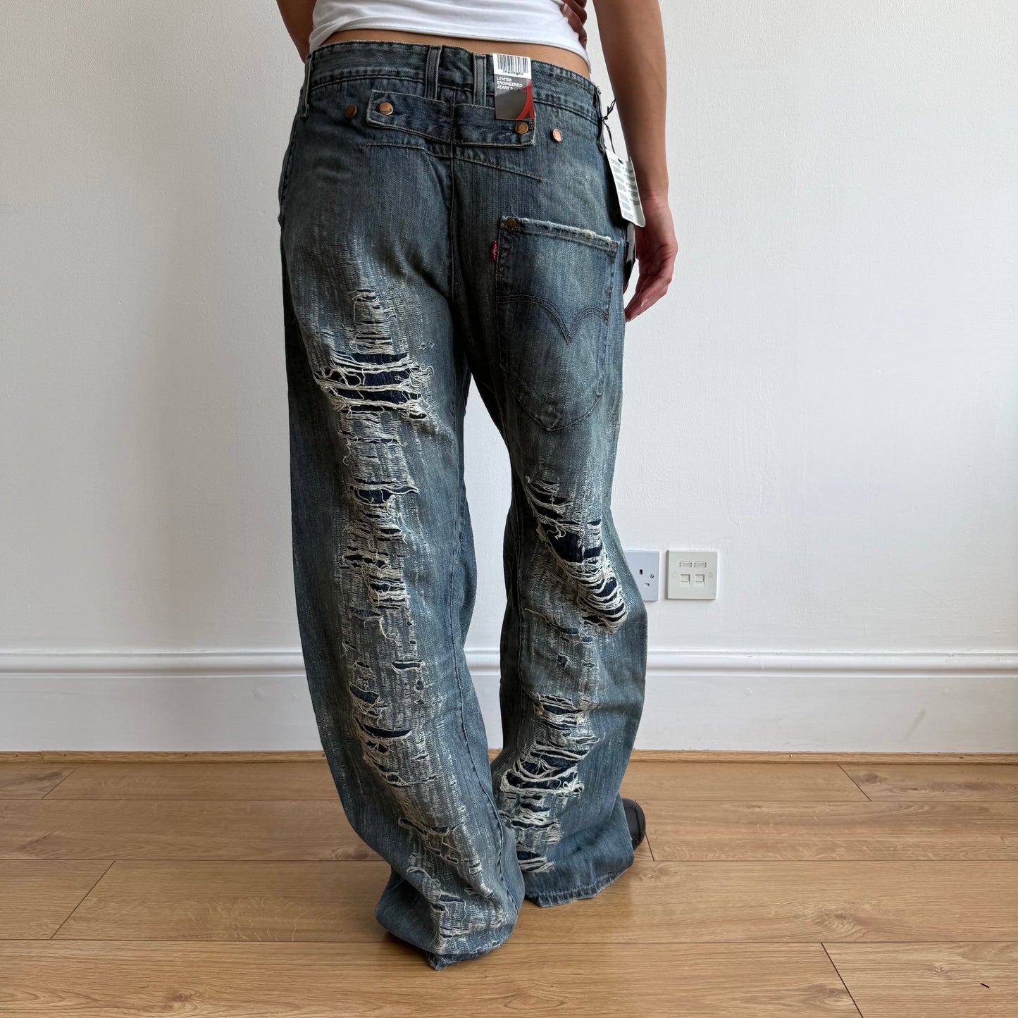 BNWT Levi’s Engineered button back distressed jeans - Size 34x32
