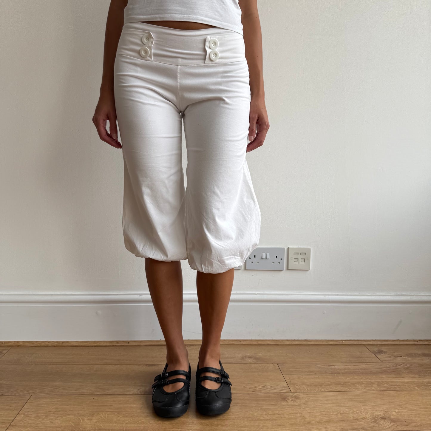 White button pocket front capris - Size S