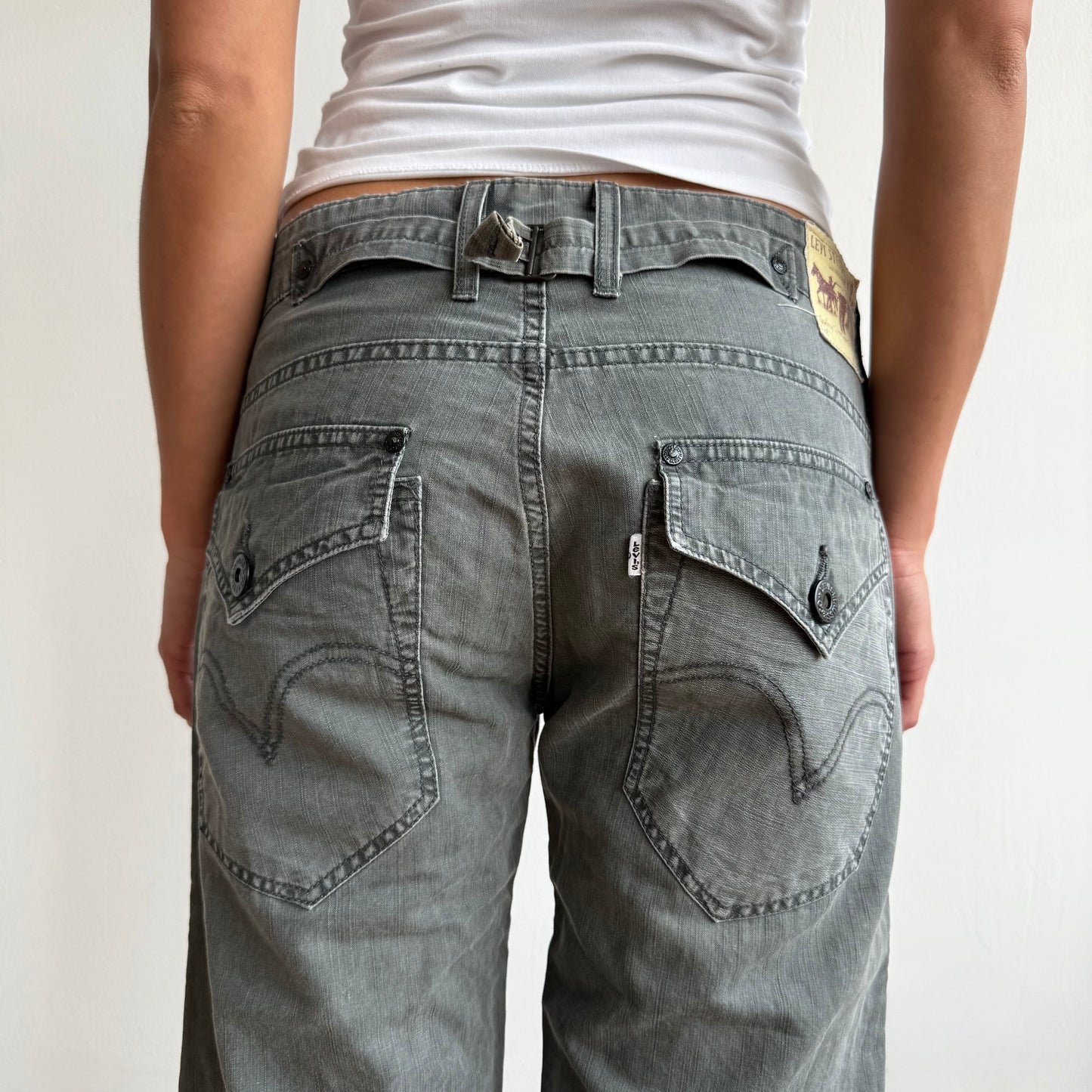 Levi’s grey cinch back jeans - Size 30x34