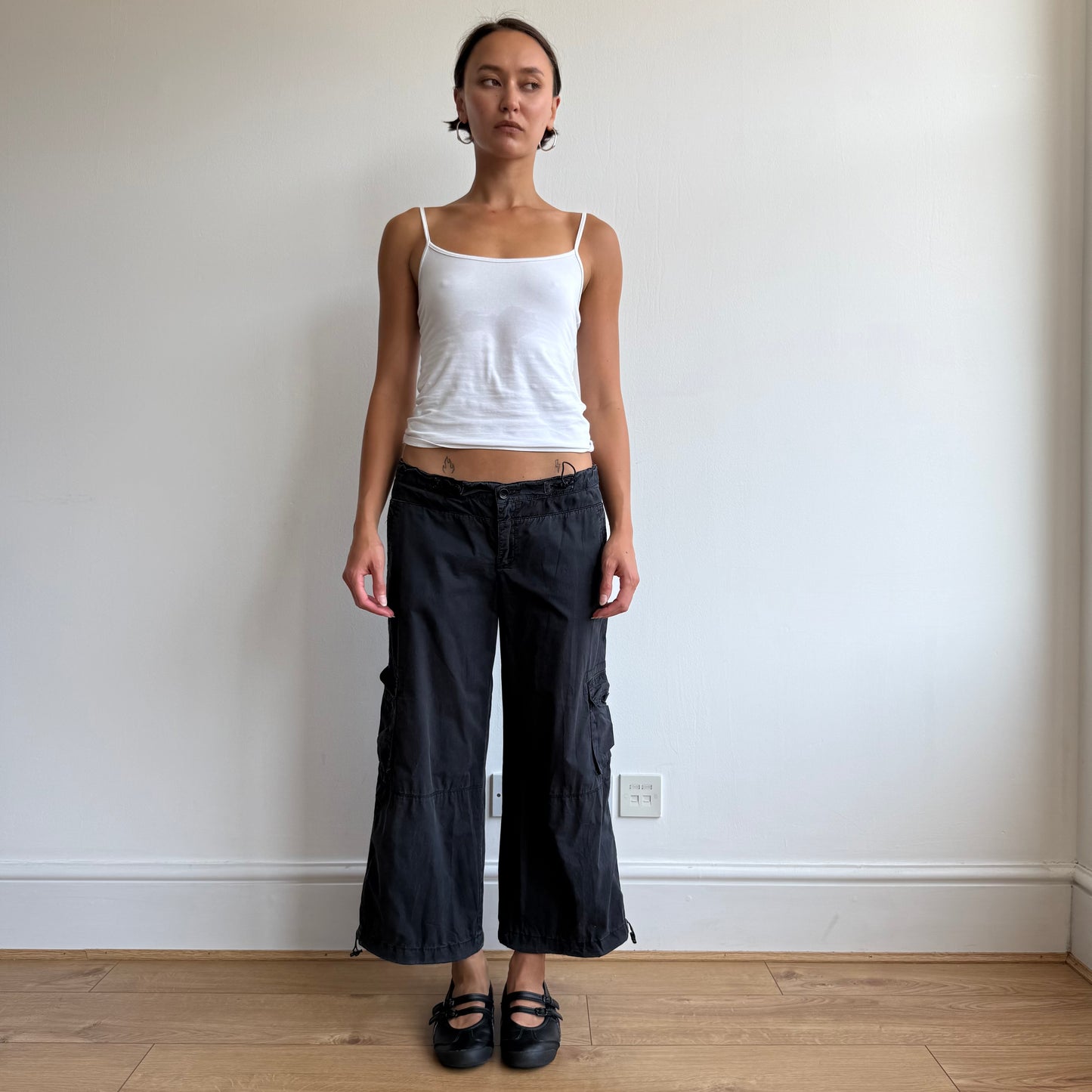 Black toggle cargo capris - Size S/M