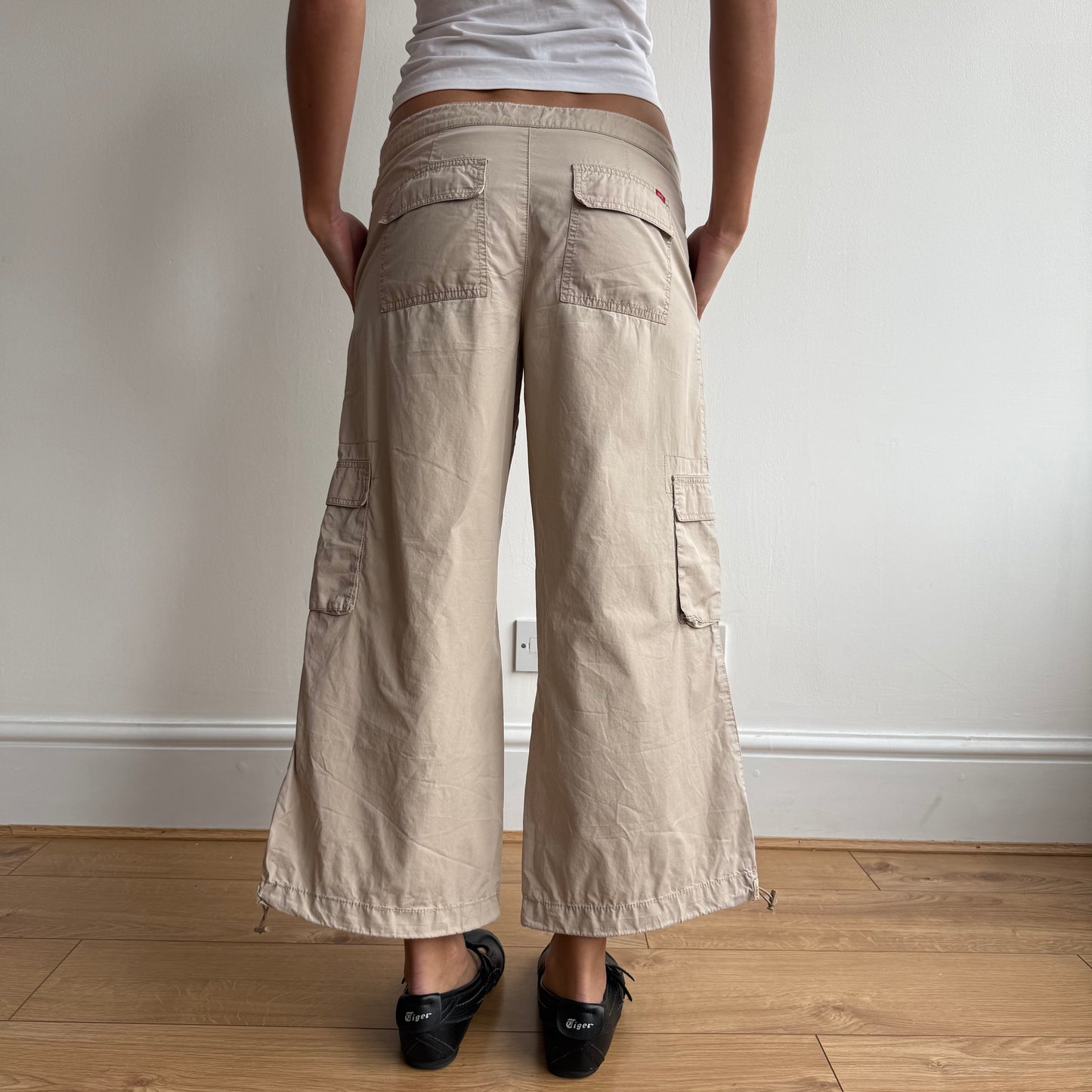 Beige toggle cargo capris - Size M