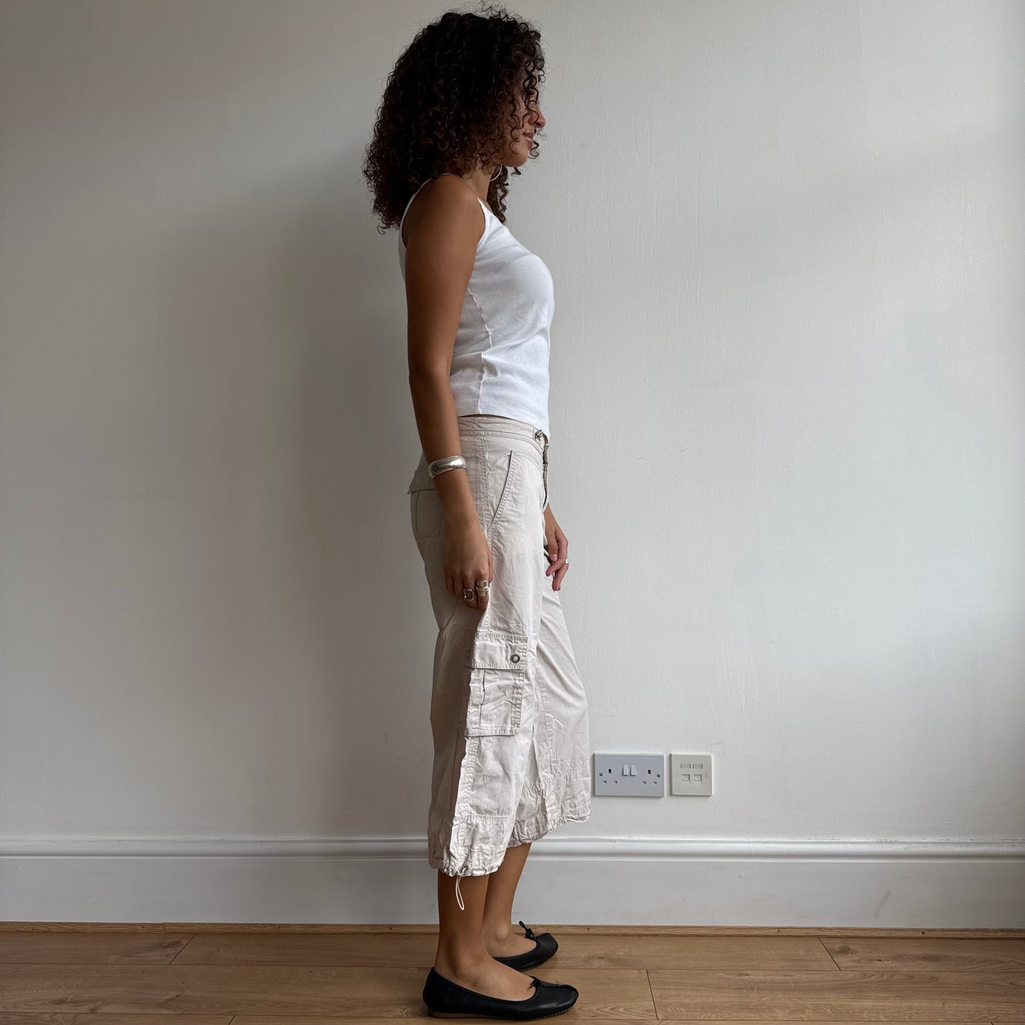 Beige toggle cargo capris - Size M