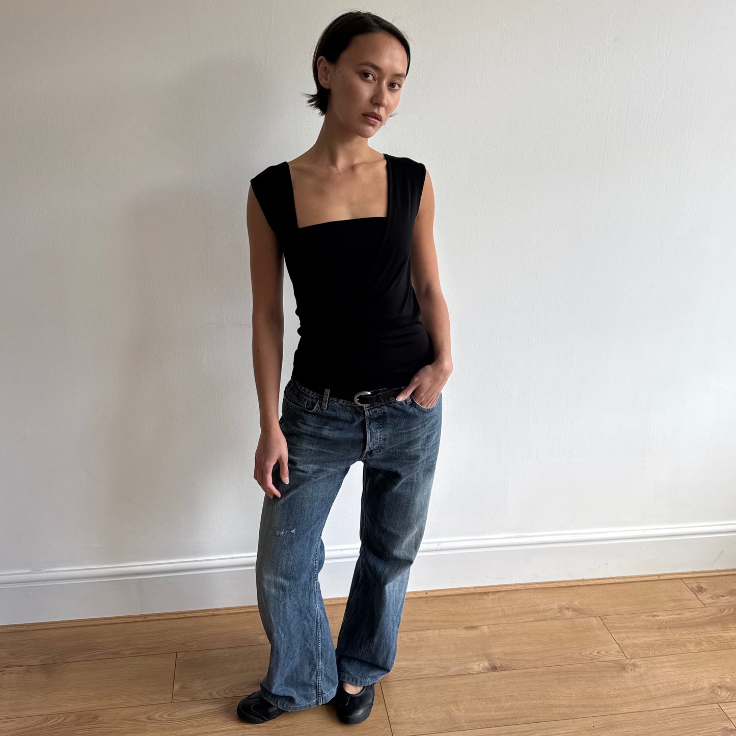 ‘The Keyhole Top’ sleeveless - Black