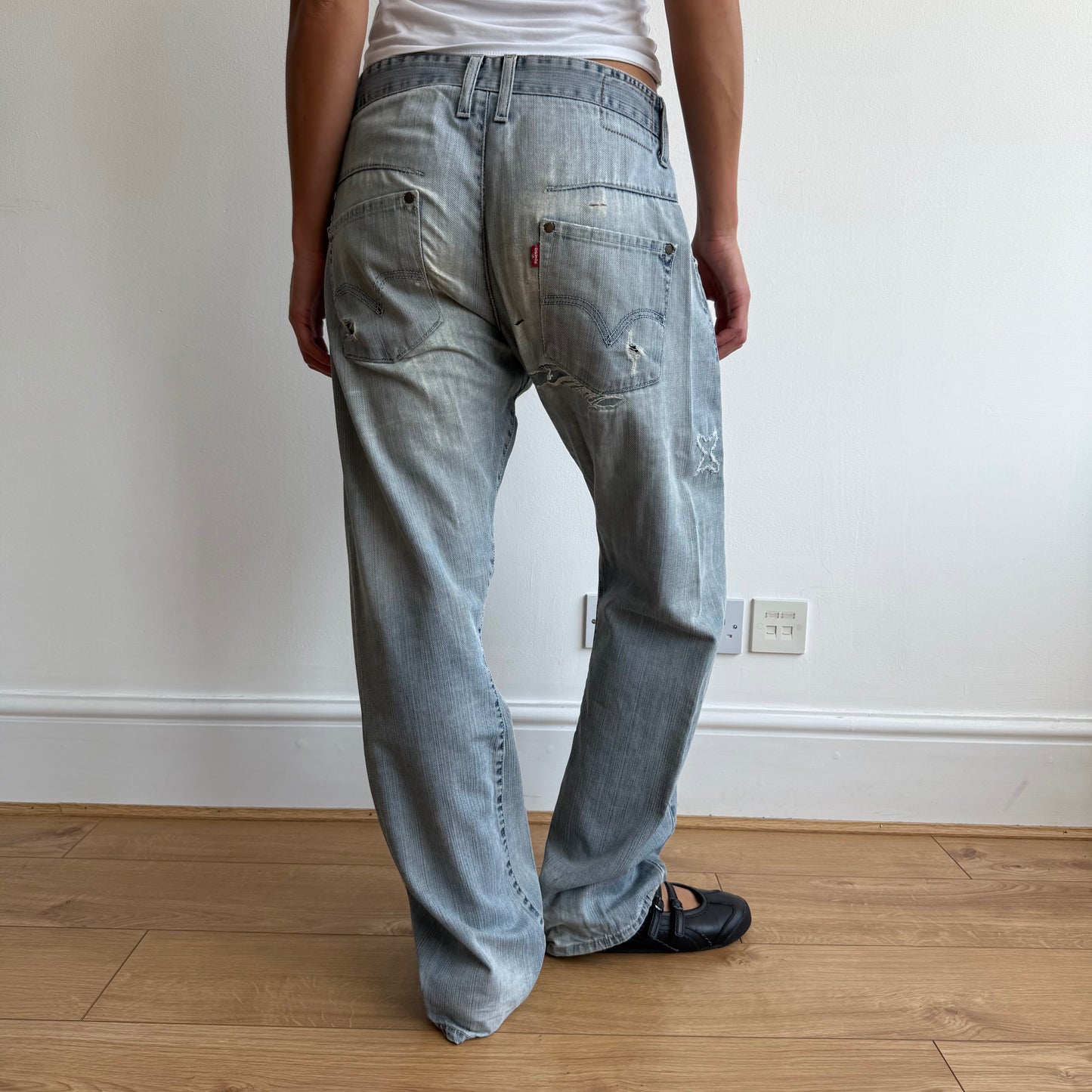Levi’s engineered light wash patch jeans - Size 31x32