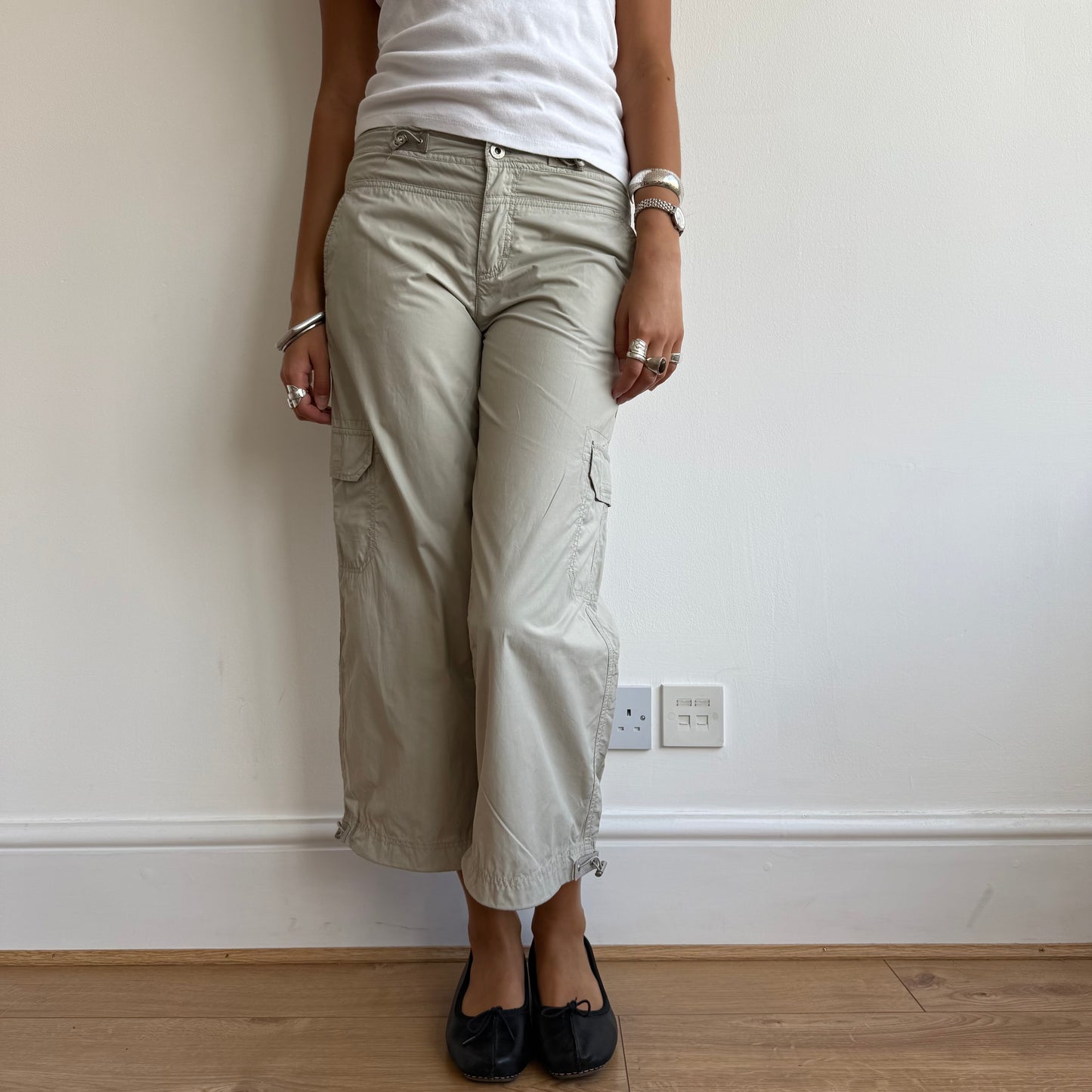 Beige toggle cargo capris - Size M