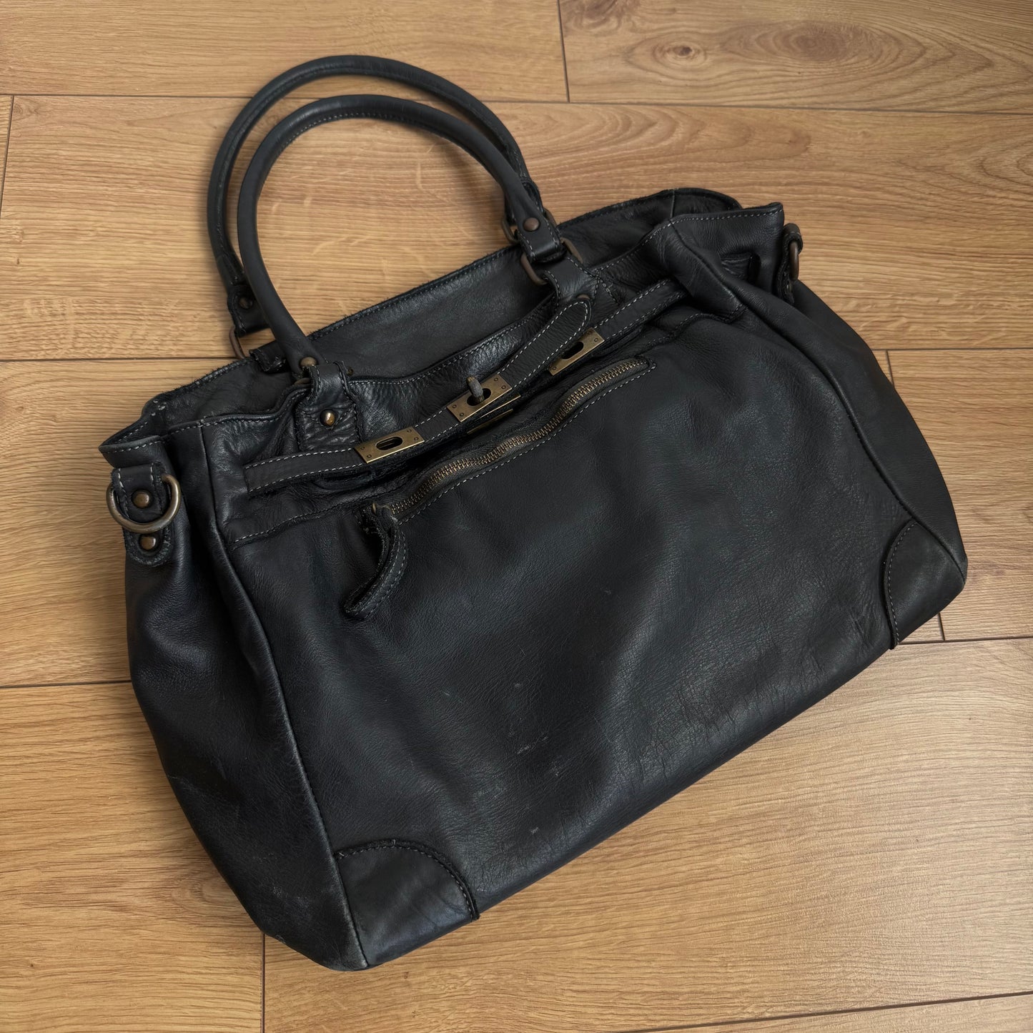 Black leather ‘firkin’ bag - One Size