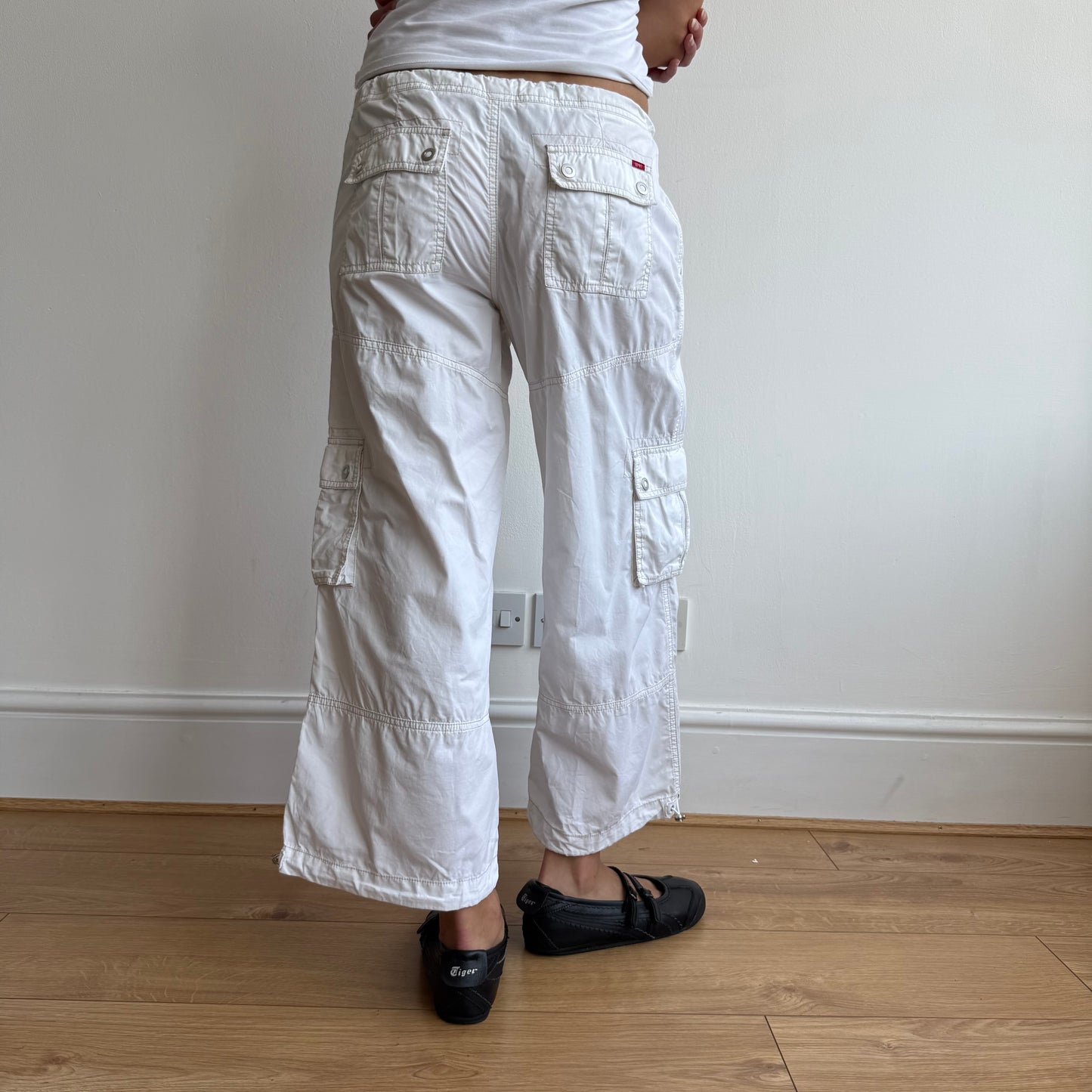 White toggle cargo pocket capris - Size S