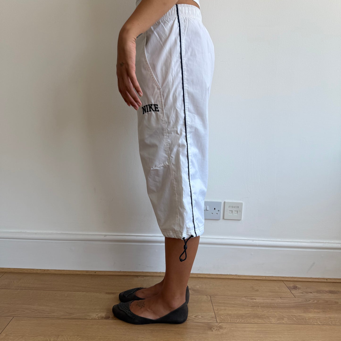 White Nike cargo capris - Size S
