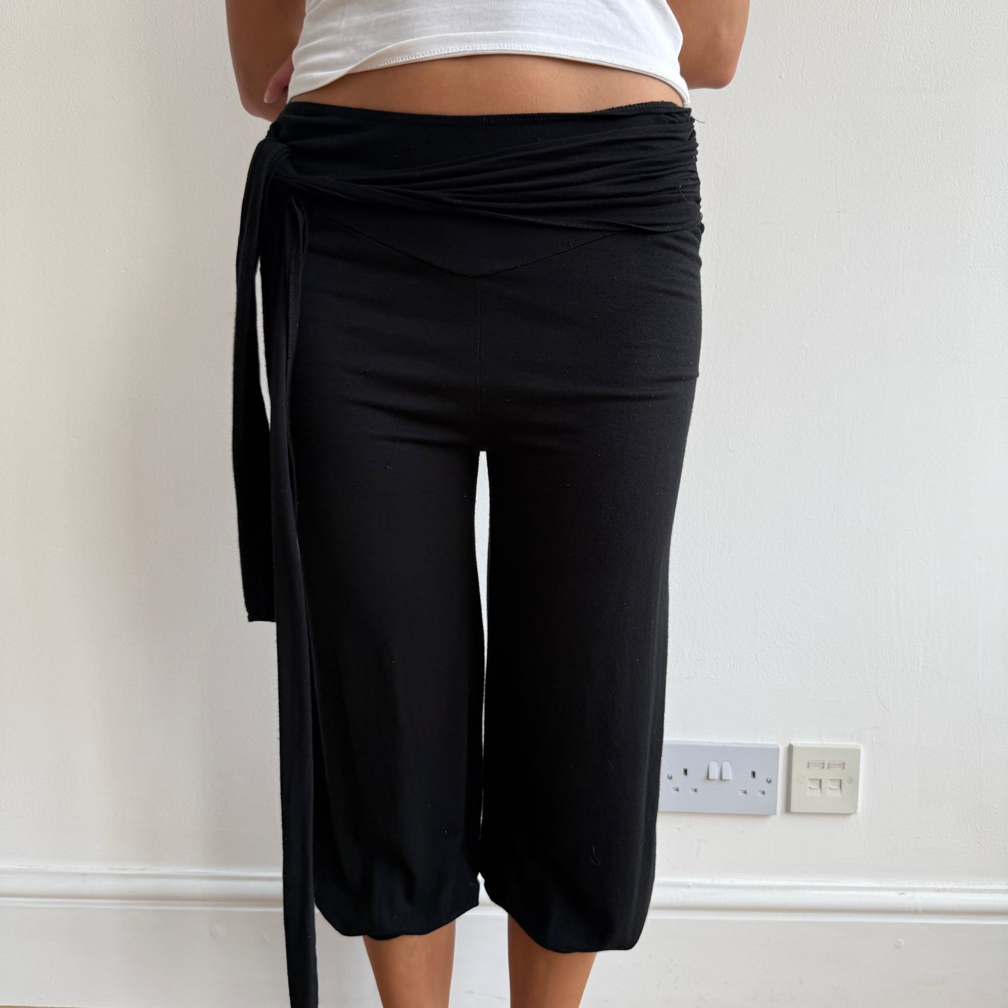 Black bubble tie waist capris - Size S