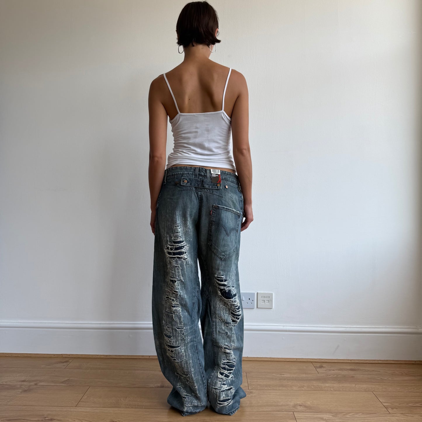 BNWT Levi’s Engineered button back distressed jeans - Size 34x32