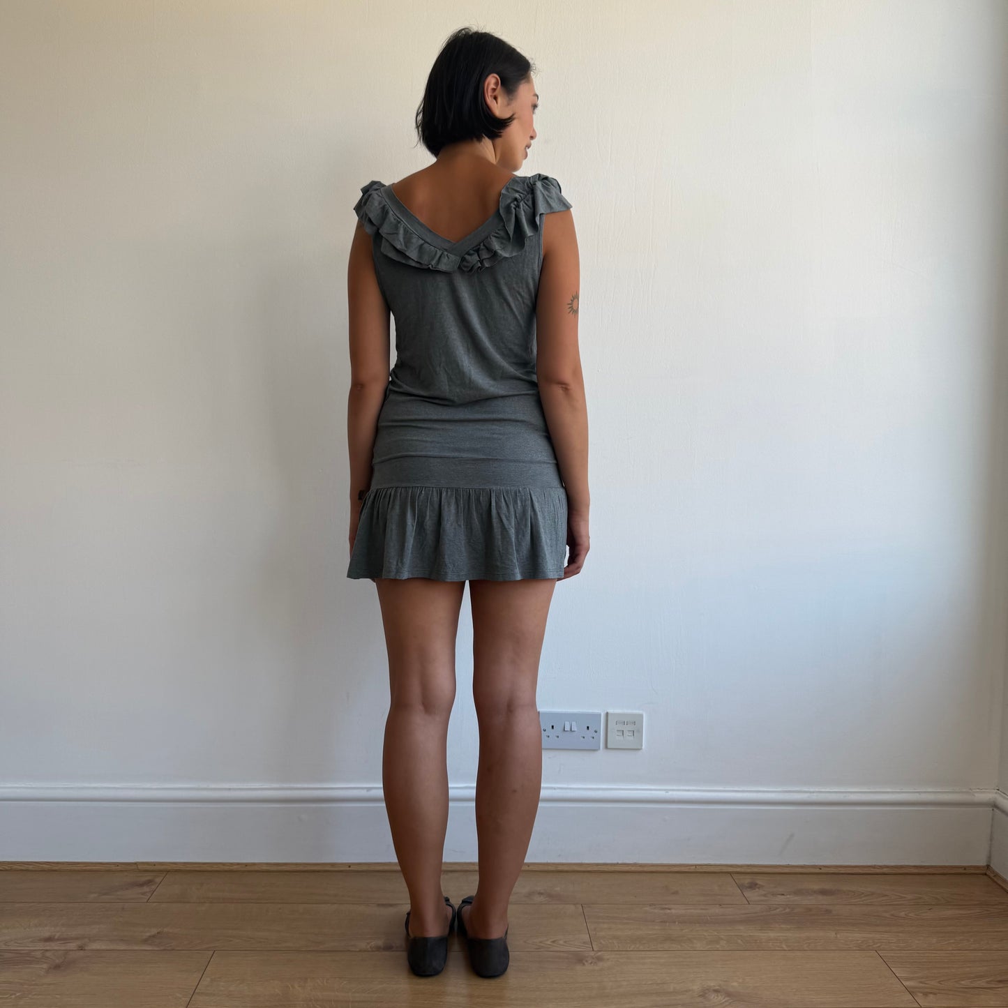 Grey ruffle mini dress - Size M