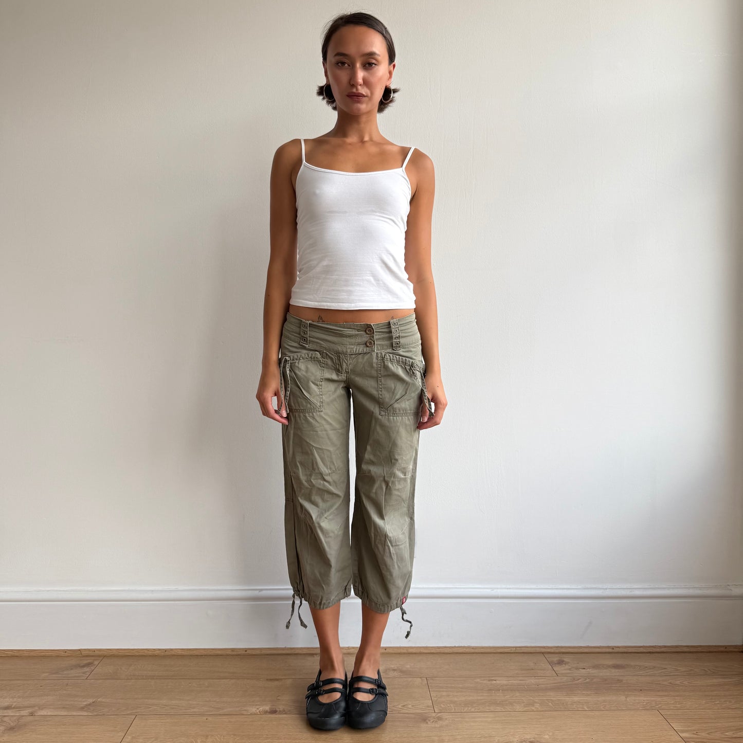 Khaki cargo grommet capris - Size S