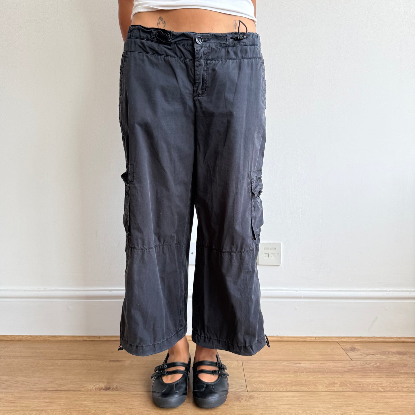Black toggle cargo capris - Size S/M