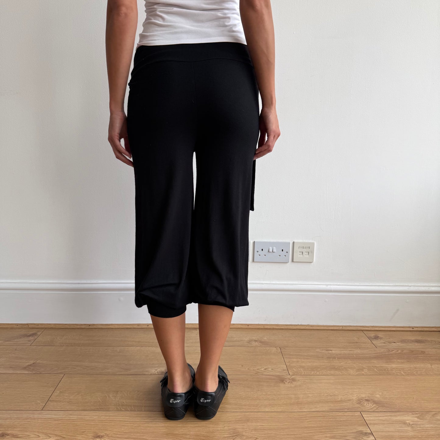 Black bubble tie waist capris - Size S