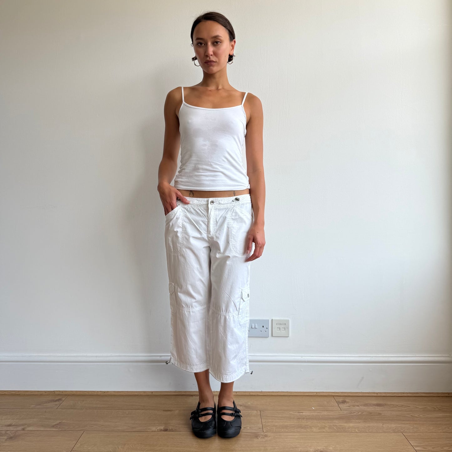 White toggle cargo capris - Size S