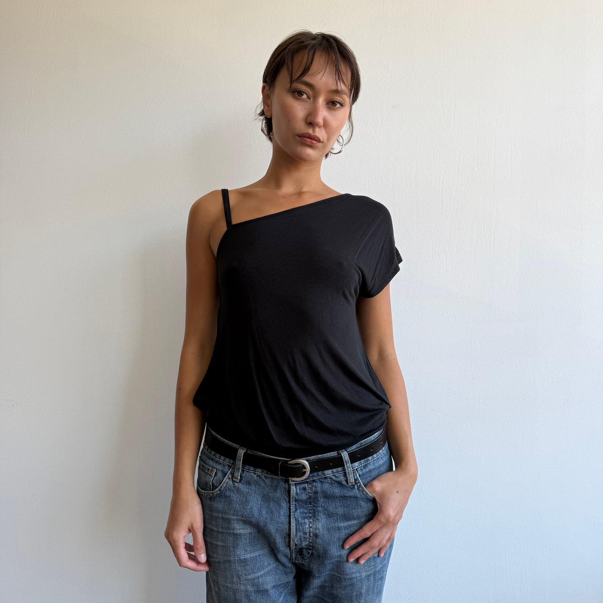 Black asymmetric shoulder top - Size M