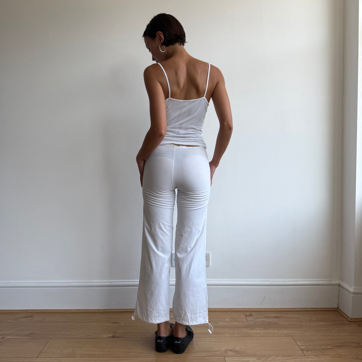 White wrap front toggle capris - Size XS