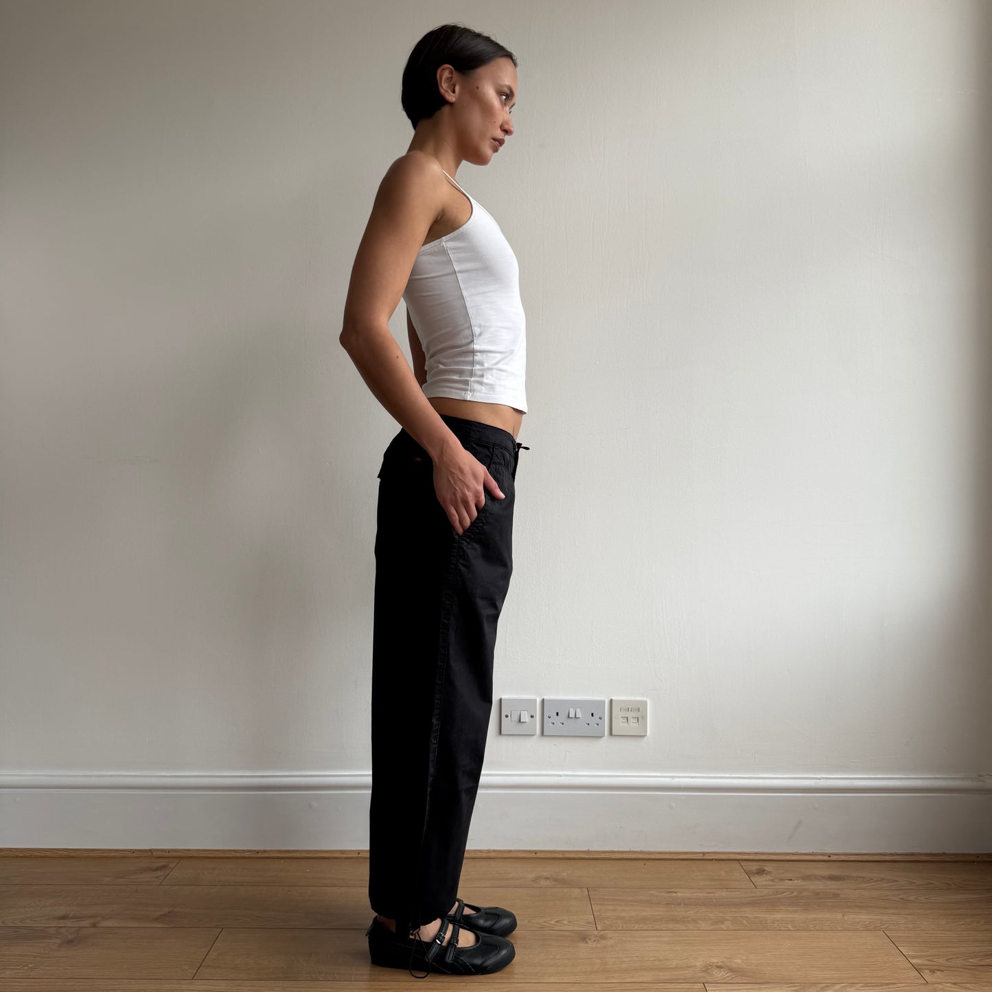Black toggle cargo capris - Size M