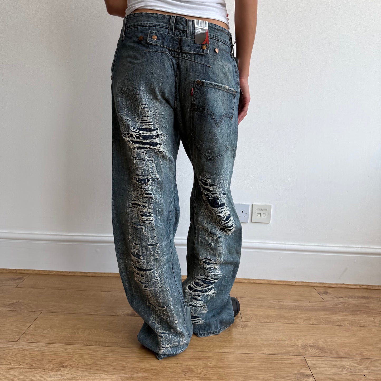 BNWT Levi’s Engineered button back distressed jeans - Size 34x32