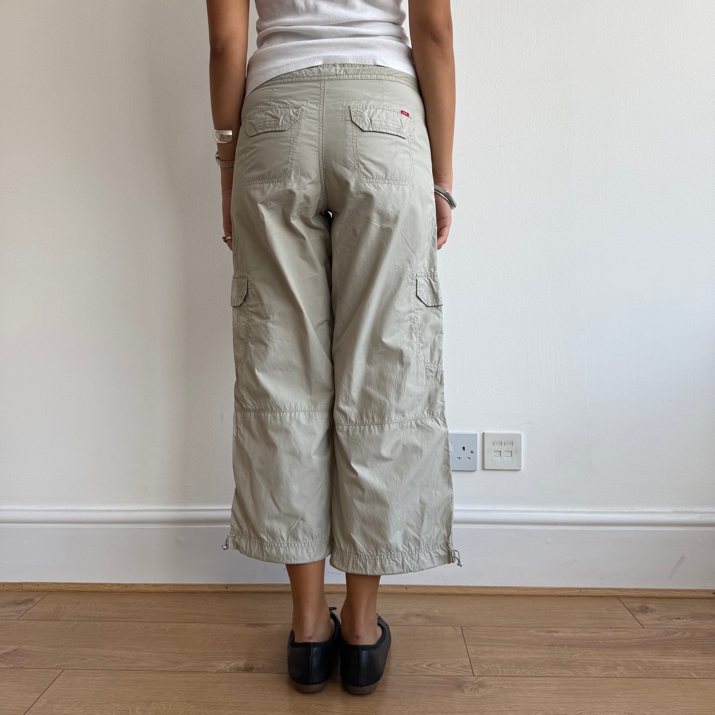 Beige toggle cargo capris - Size M