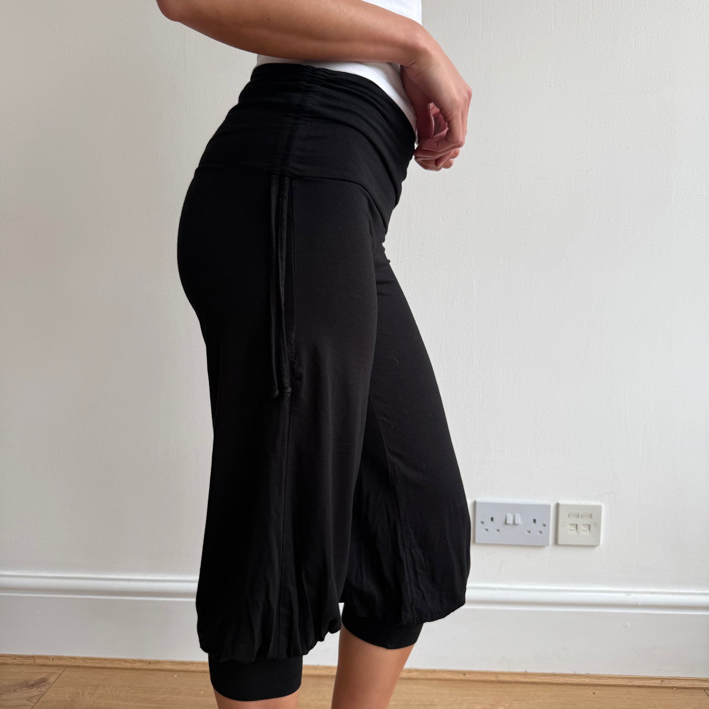Black adjustable ruched capris - Size S