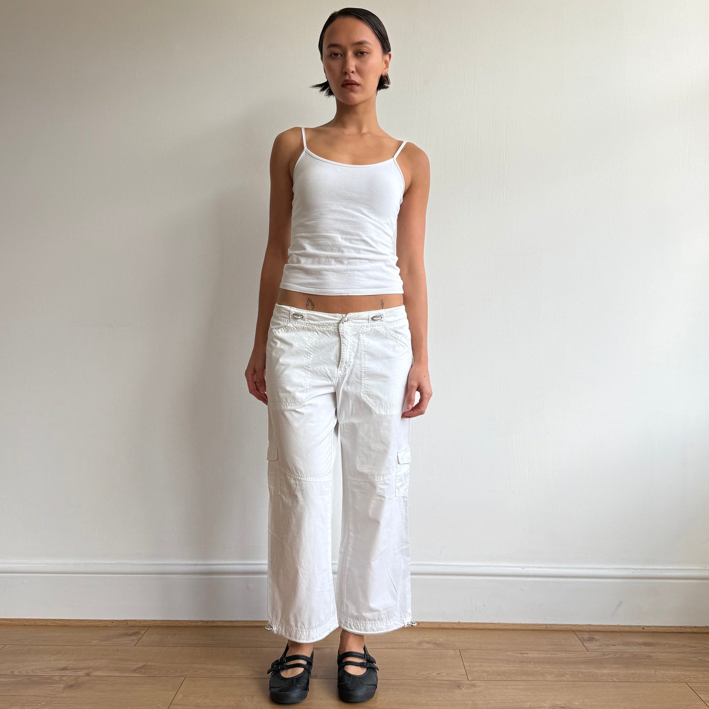 White toggle cargo capris - Size S-M