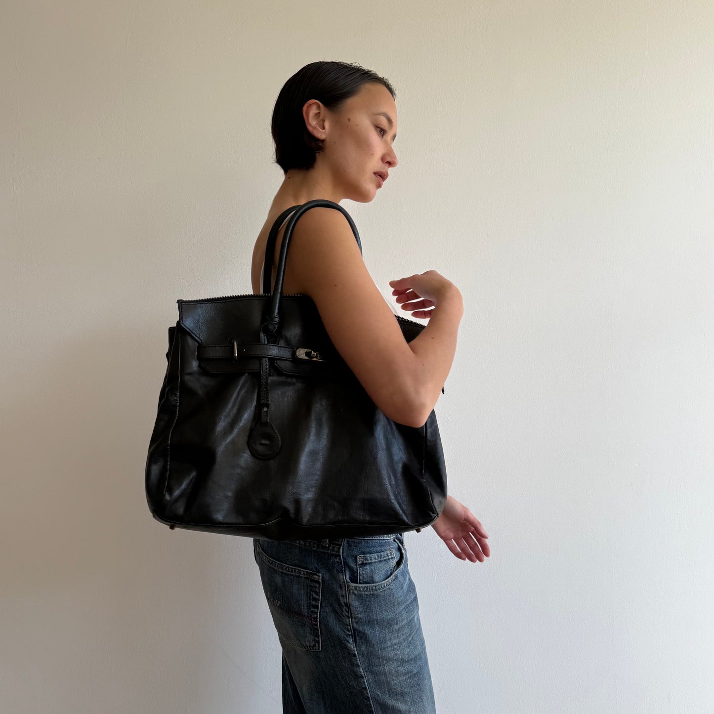 Black leather ‘firkin’ bag - One Size