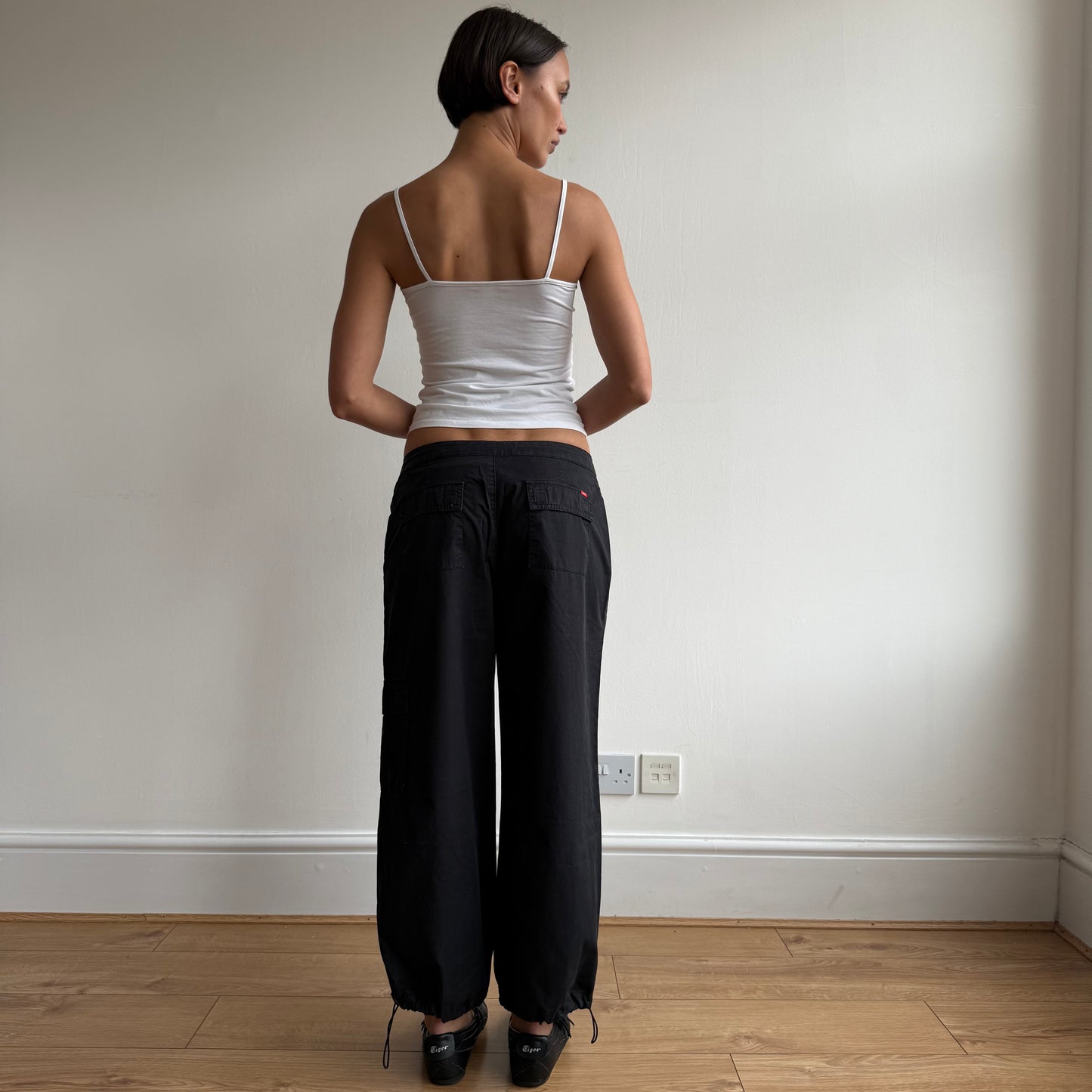 Black toggle cargo capris - Size M