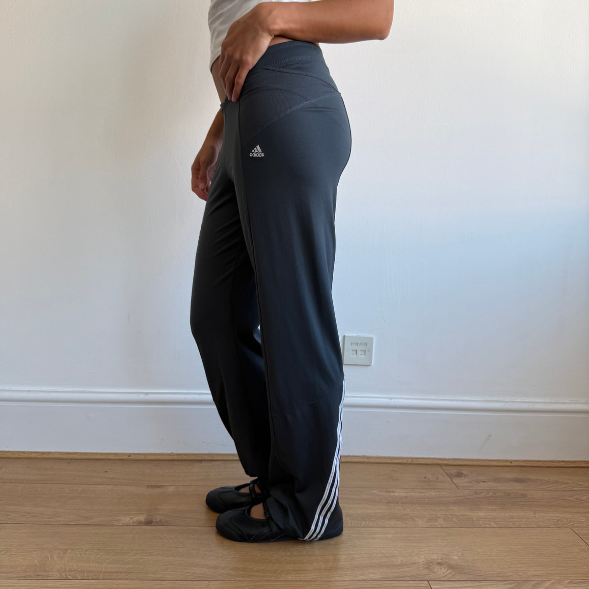 Grey v-waist Adidas yoga pants - Size S-M