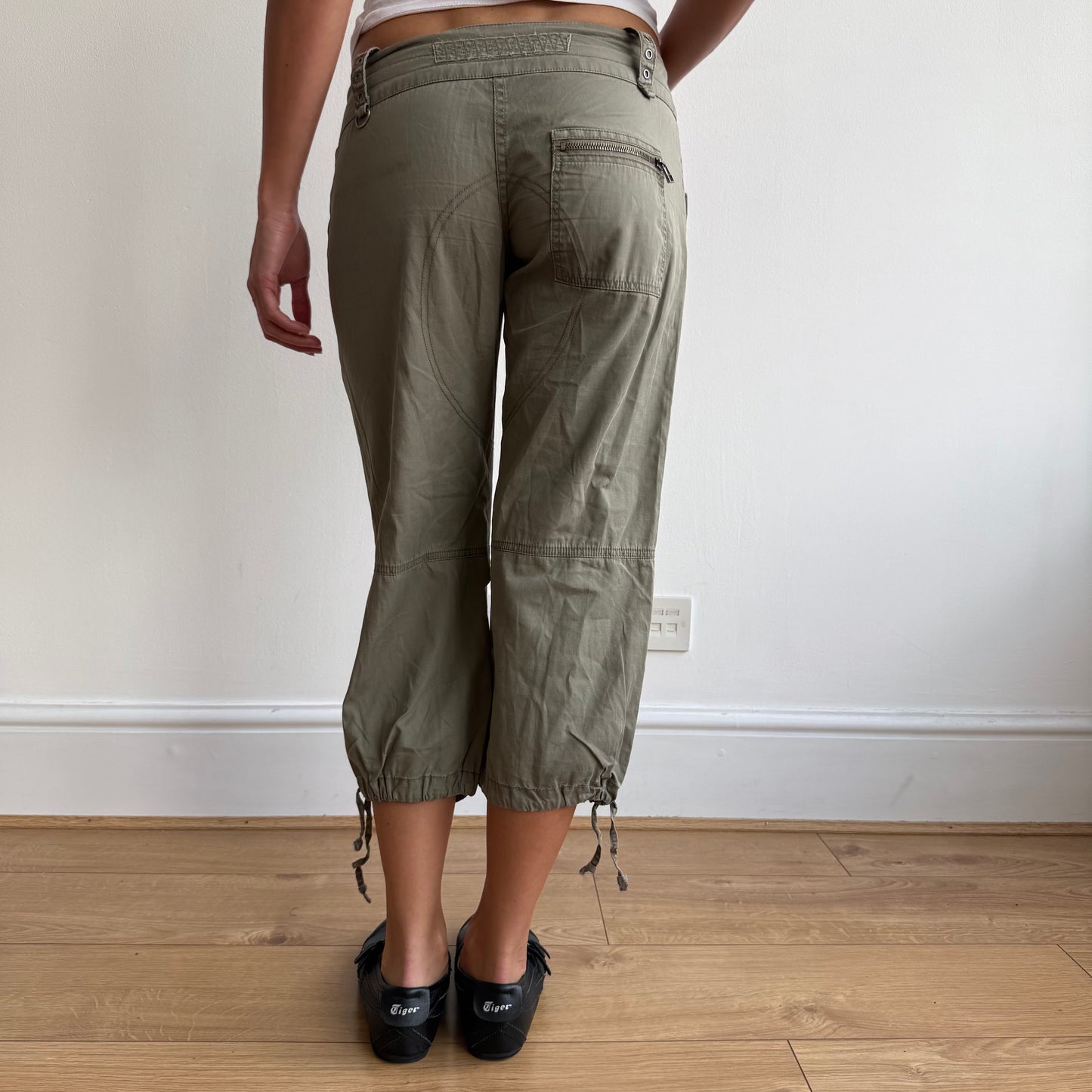 Khaki cargo grommet capris - Size S