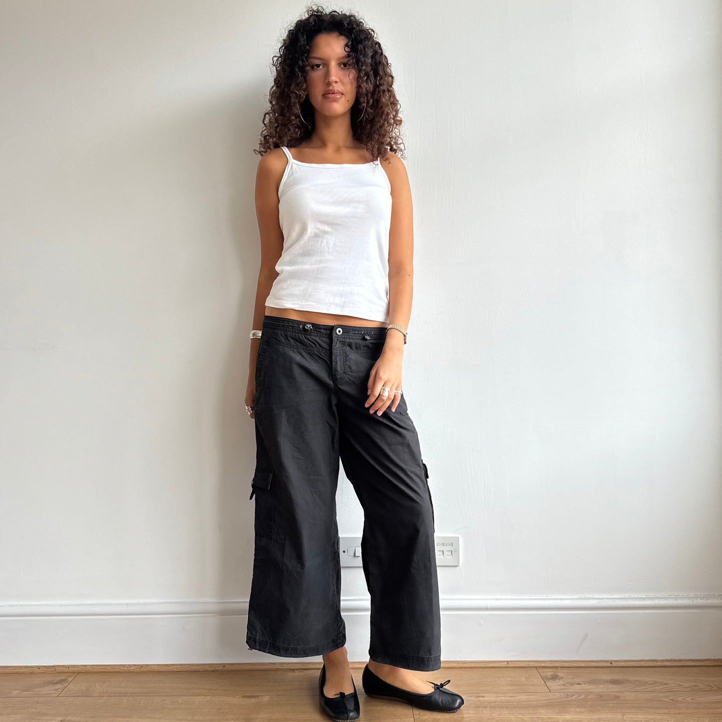 Black toggle cargo capris - Size M