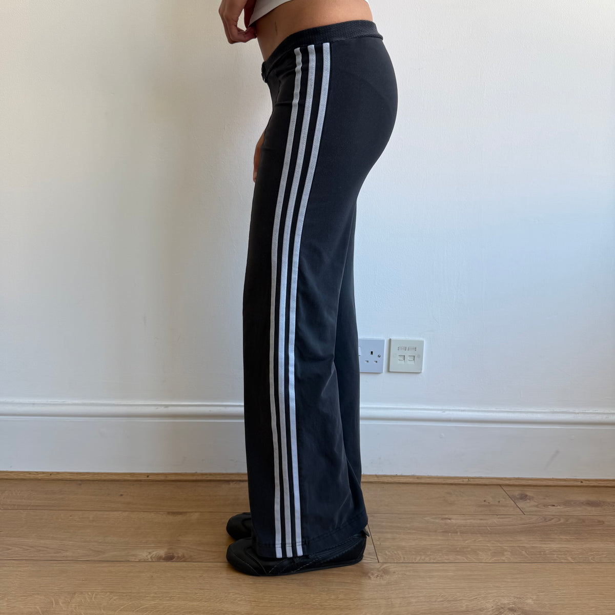 Black o-ring Adidas flared yoga pants - Size XS