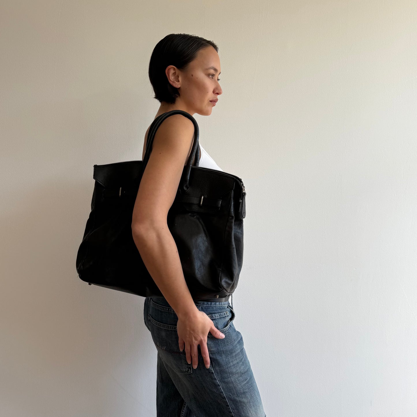Black leather ‘firkin’ bag - One Size