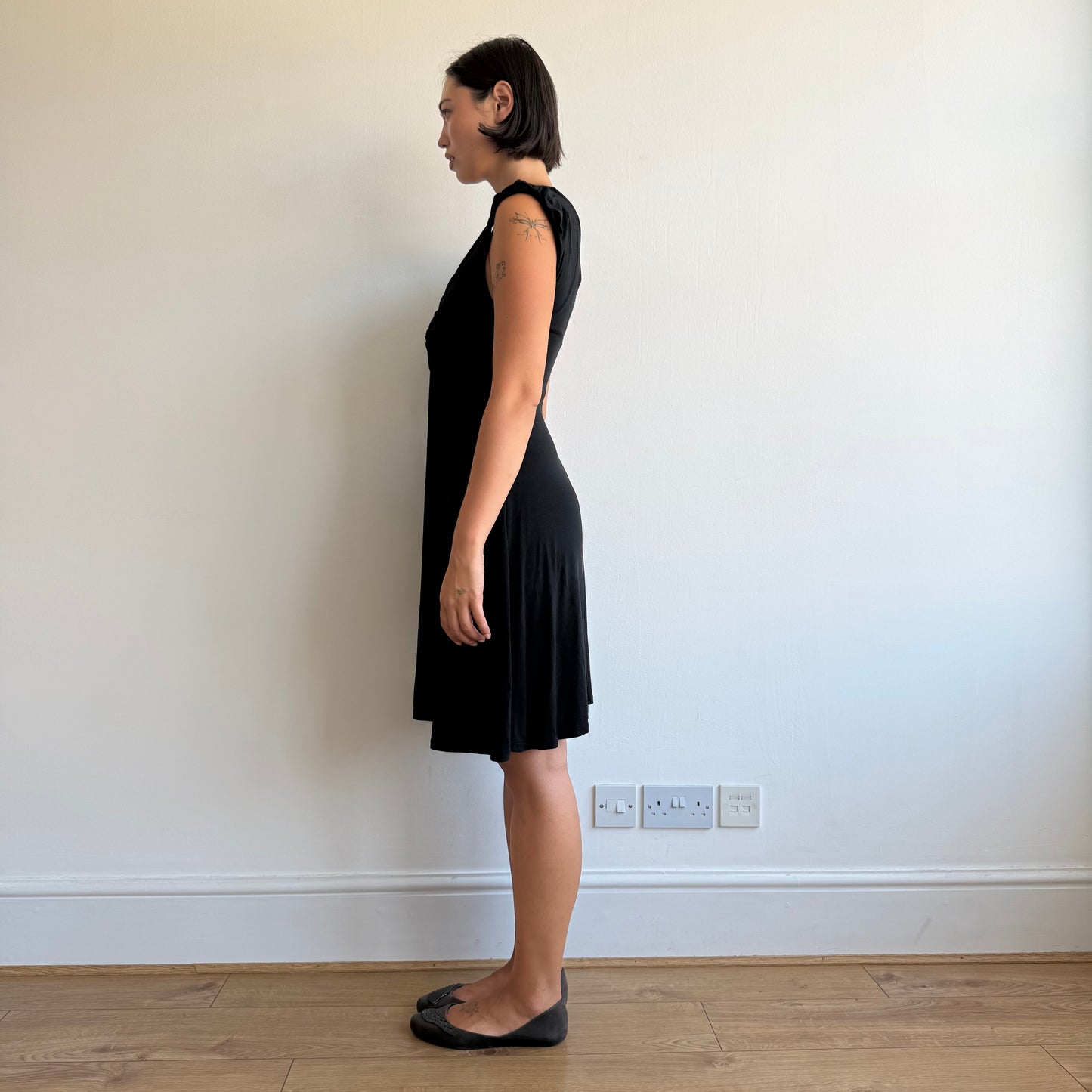 Black twist keyhole midi dress - Size M