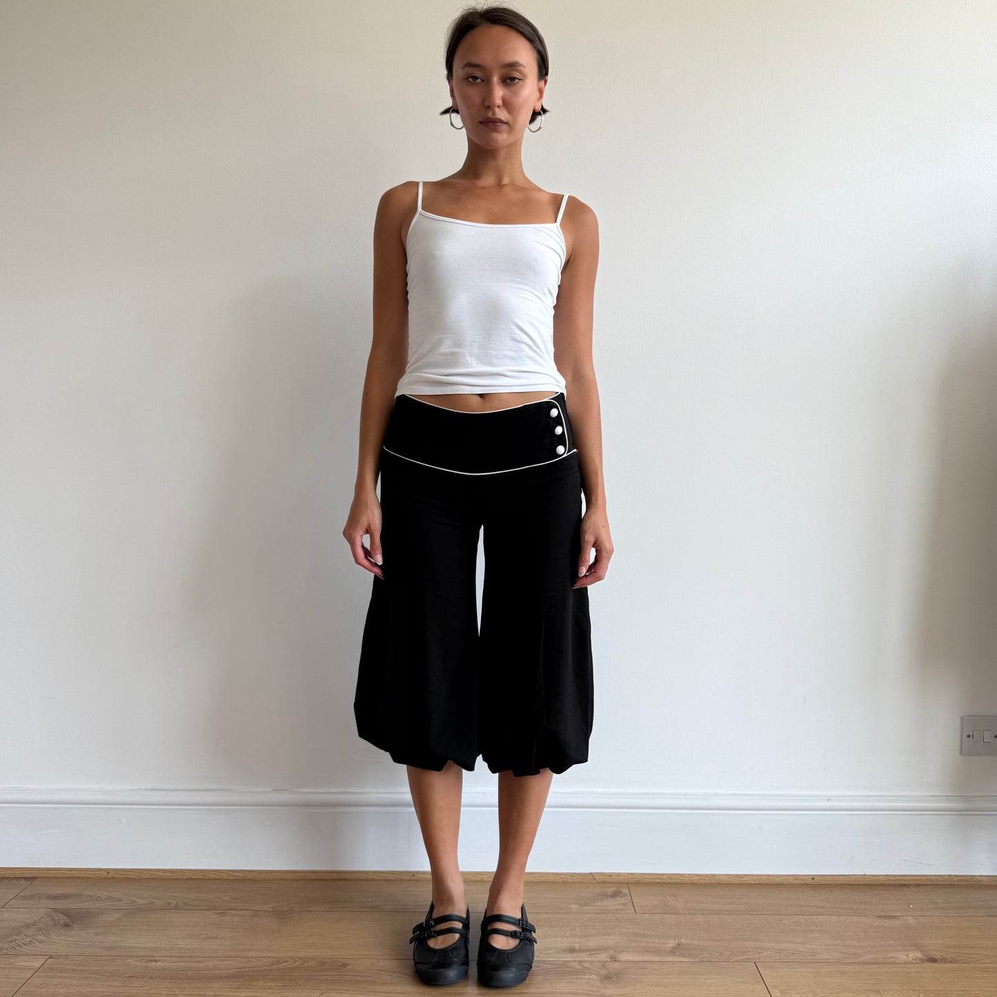 Black + white bubble button capris - Size S