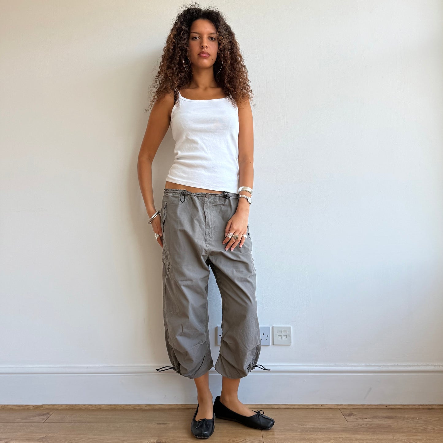 Khaki toggle cargo capris - Size M/L